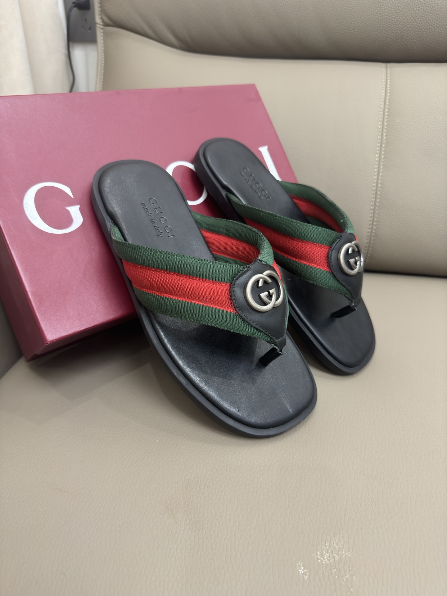 NO:437108,Men's interlocking double G clip-toe sandals This clip-toe sandals draw on classic webbing elements and are presented ingeniously with green and red nylon. Silver tone interlocking double G details brighten the whole. Red and green nylon Silver tone accessories Interlocking double G details Rubber sole Flat sole Height 1.5 cm Size 40~47 sizes:, Slippers, sandals, slippers19860909男士互扣式双G夹趾凉拖鞋 这款夹趾凉鞋借鉴经典织带元素,以绿红双色尼龙匠心呈现.银色调互扣式双G细节点亮整体. 红绿尼龙 银色调配件 互扣式双G细节 橡胶鞋底 平底 高度1.5厘米 码数40～47码 :,拖鞋,sandals,slippers,Women's Shoes