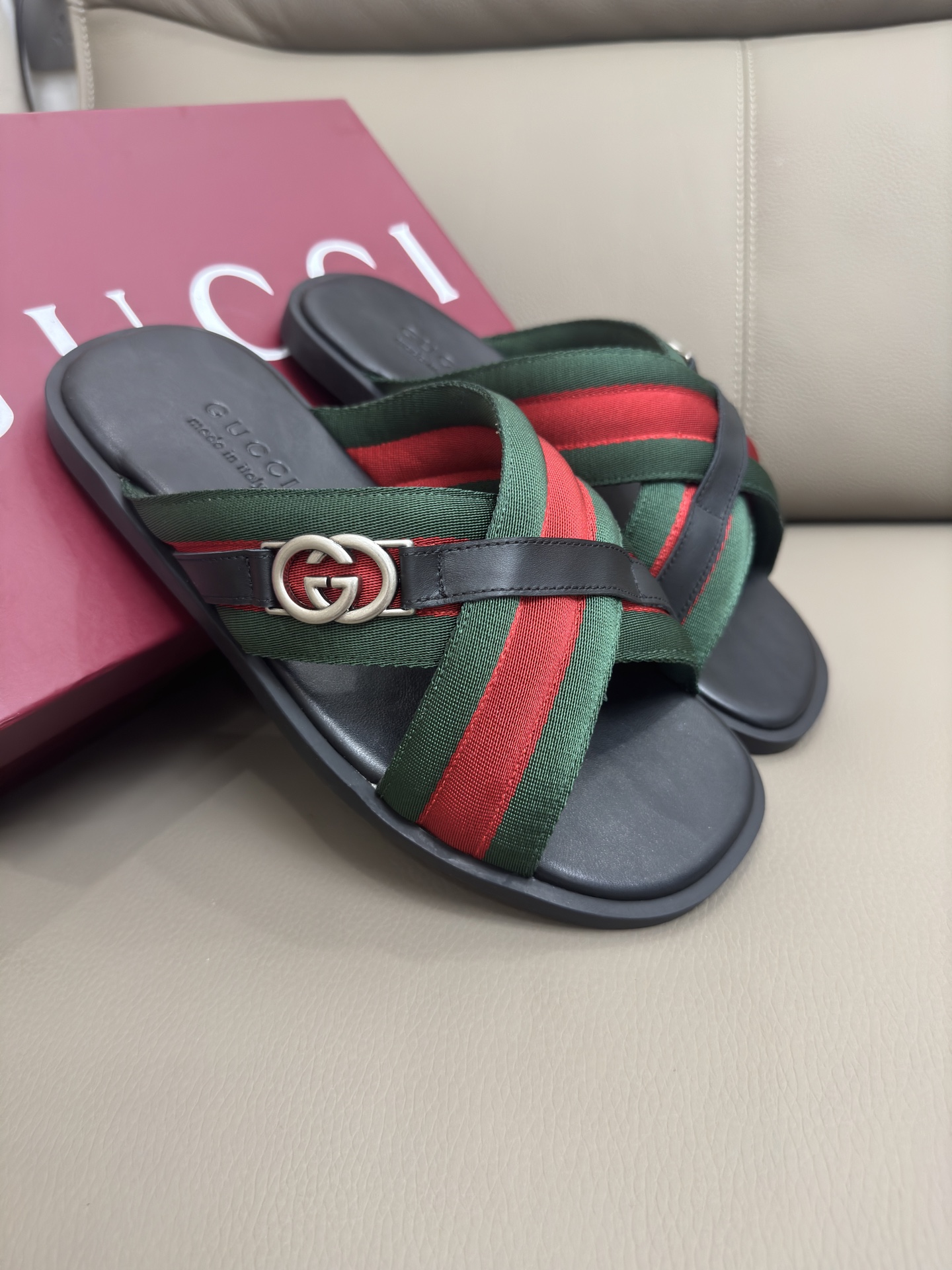 NO:437111,New cross sandal interlocking for men Double G hardware accessories Made of the iconic green and red mesh canvas, reminiscent of the brand’s equestrian origins. In addition, the interlocking double G logo with silver finish further enhances its stylish design. Green and red web painting webbing Silver hardware accessories Interlocking G leather sole Flat Made in Italy Size 40-47 sizes: .00, slippers, sandals, slippers19860909男士新款交叉凉鞋互锁 双G五金配件   这款男士凉鞋采用标志性的绿色和红色网眼帆布制成,让人联想起该品牌的马术起源.此外,带有银色饰面的互锁 双G 标志进一步提升了其时尚设计. 绿色和红色网络画织带 银色五金配件 互锁 G 皮革鞋底 平的 意大利制造 码数40～47码 : .00,拖鞋,sandals,slippers,Women's Shoes
