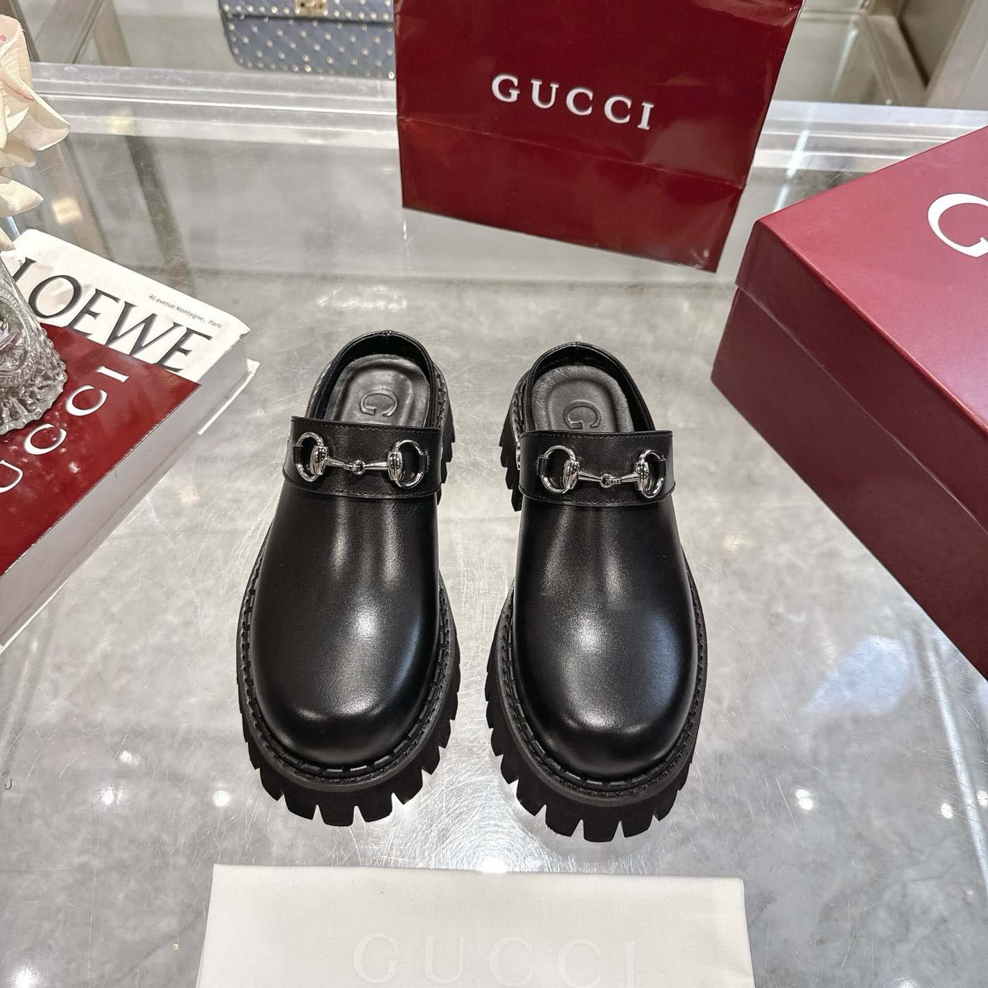 NO:543897,P Women's Mules with Horsebit Horsebit pays tribute to the brand's equestrian history, and over the years it has become a symbol of both historical and modernity. Here, it defines this women's mule shoes made of black cowhide. Black cowhide silver hardware accessories Horsebit rubber foam sole Low heel Heel Heel Heel Made in Italy Size 36~42 sizes, semi-torque fur shoes, cowhide19860909P 女性穆勒鞋配马衔扣 Horsebit向该品牌的马术历史致敬,多年来它已成为一个既具有历史意义又具现代感的象征.这里,它定义了这款黑色牛皮制作的女性骡子鞋. 黑色牛皮面 银色五金配件 马衔扣 橡胶发泡鞋底 低跟 高度: .5' 意大利制造 码数36～42码,半拖毛毛鞋,cowhide,Women's Shoes