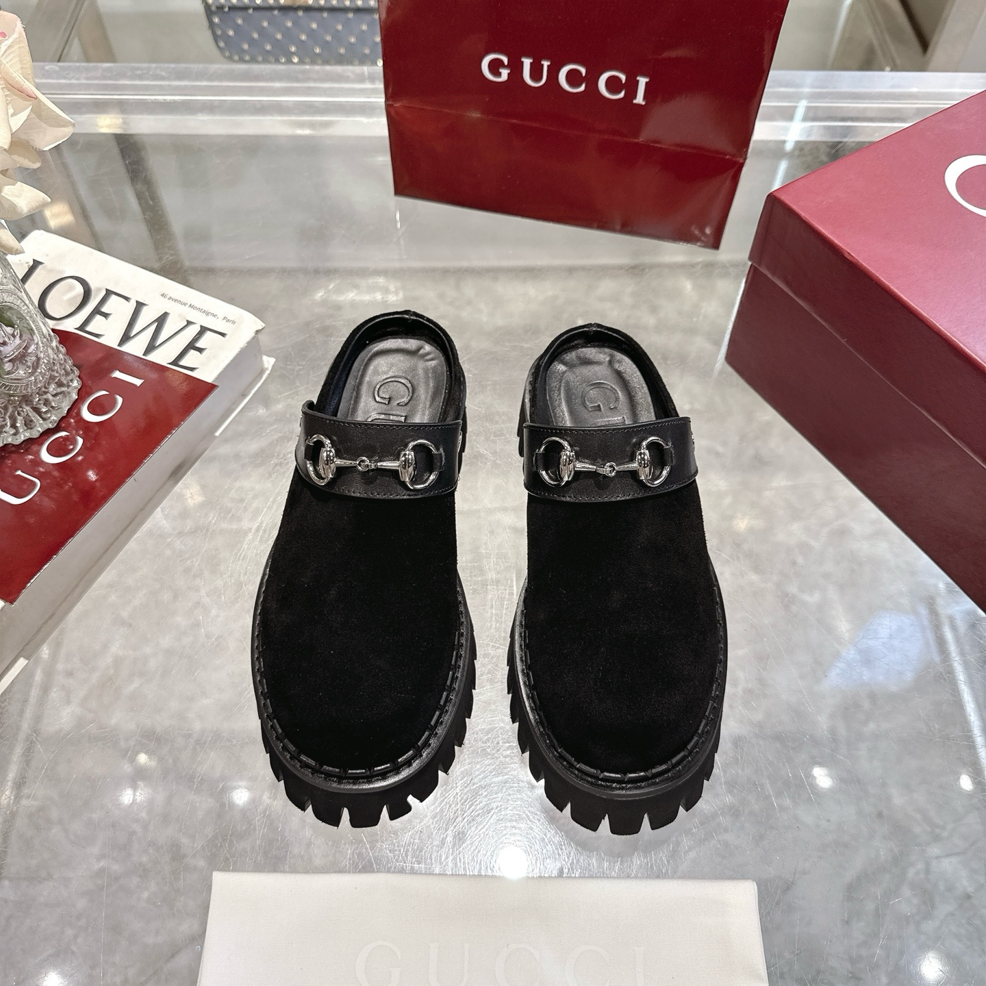 NO:543899,P Women's Mules with Horsebit Horsebit pays tribute to the brand's equestrian history, and over the years it has become a symbol of both historical and modernity. Here, it defines this female mule shoe made of reverse velvet cowhide. Black reverse velvet cowhide surface Silver hardware accessories Horsebit rubber foam sole Low heel Heel Heel Heel Made in Italy Size 36~42 sizes, semi-torque fur shoes, cowhide19860909P 女性穆勒鞋配马衔扣 Horsebit向该品牌的马术历史致敬,多年来它已成为一个既具有历史意义又具现代感的象征.这里,它定义了这款反绒牛皮制作的女性骡子鞋. 黑色反绒牛皮面 银色五金配件 马衔扣 橡胶发泡鞋底 低跟 高度: .5' 意大利制造 码数36～42码,半拖毛毛鞋,cowhide,Women's Shoes