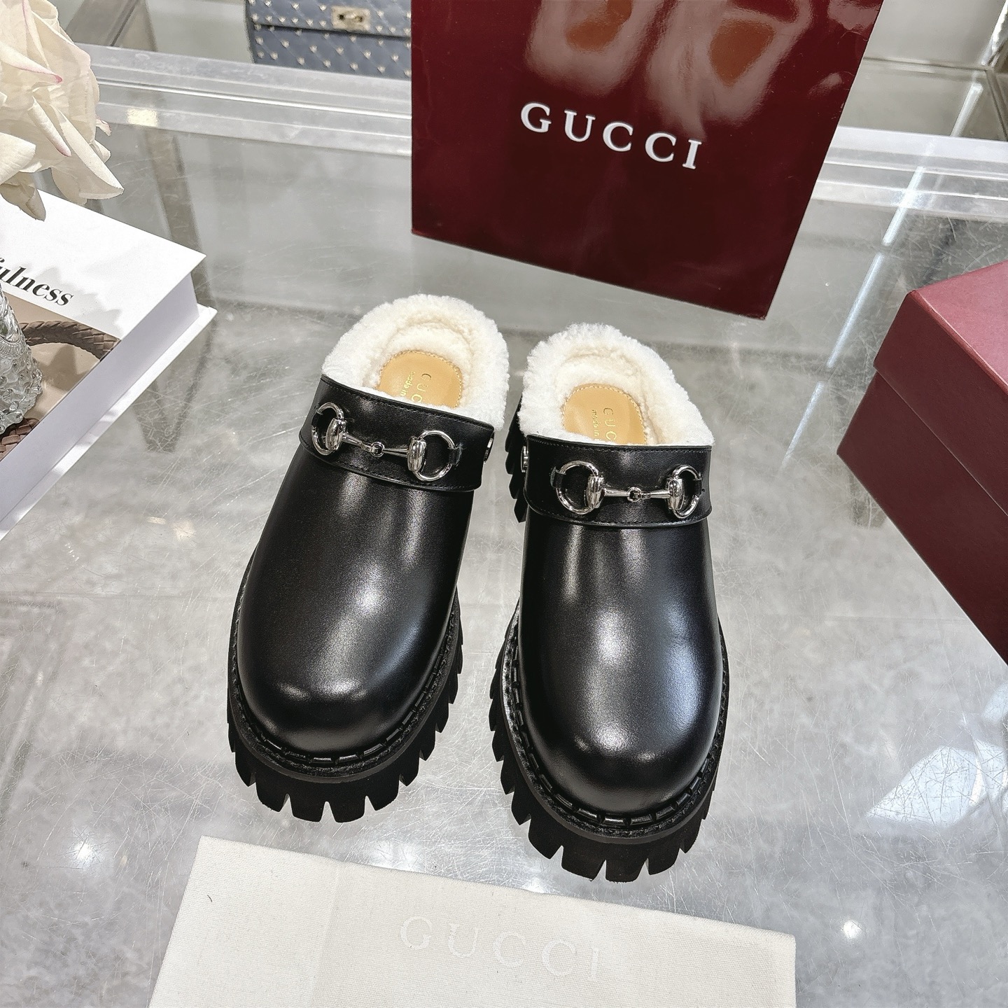 NO:543906,P Autumn and winter new women's lamb fur mules with horse bit Horsebit pays tribute to the brand's equestrian history, and over the years it has become a symbol of both historical significance and modernity. Here, it defines this female mule shoe made of reverse velvet leather. Black glossy cowhide silver hardware accessories Horsebit rubber foam sole Low heel Heel Heel Heel Made in Italy Size 36~42 sizes, semi-torque fur shoes, cowhide19860909P 秋冬新款女性羊羔毛穆勒鞋配马衔扣 Horsebit向该品牌的马术历史致敬,多年来它已成为一个既具有历史意义又具现代感的象征.这里,它定义了这款反绒牛皮制作的女性骡子鞋. 黑色光面牛皮面 银色五金配件 马衔扣 橡胶发泡鞋底 低跟 高度: .5' 意大利制造 码数36～42码,半拖毛毛鞋,cowhide,Women's Shoes