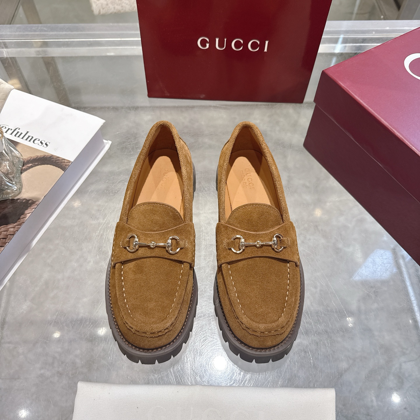 NO:616957,Women's Horsebit Hardware Loafers Ultra-Light Material Rubber Outsole Exquisite details add elegance to these loafers. The upper is made of smooth suede and paired with a thick rubber sole, which is more fashionable. The light gold horsebit injects the brand identity into this classic yet modern design. Product Details Cowhide suede fabric Light gold horsebit Rubber lug sole Flat Height 0.5 inches Made in Italy Sizes 36 to 42  :,loafers,loafers,cowhide19860909女士马衔扣五金乐福鞋超轻材料橡胶大底 精致的细节为这款乐福鞋增添了优雅气质.鞋面采用光滑的绒面革制成,搭配厚实的橡胶鞋底,更显时尚.浅金色马衔扣为这款经典而又不失现代感的设计注入了品牌标识. 产品详情 牛皮反绒面料 浅金色马衔扣 橡胶凸纹鞋底 平坦的 高度0.5英寸 意大利制造 码数36～42码 :,乐福鞋,loafers,cowhide,Women's Shoes