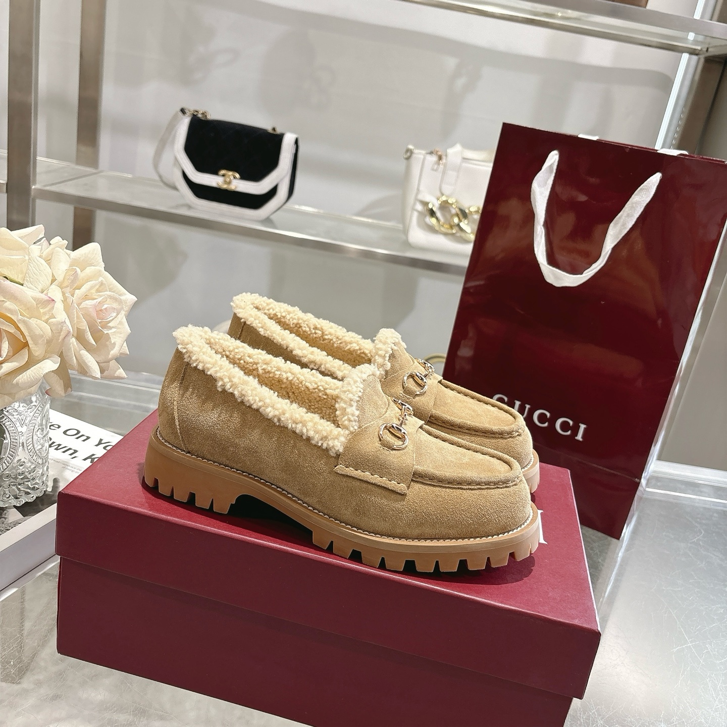 NO:616965,New winter women's horsebit loafers with wool lining. Exquisite details inject elegance into these loafers. Made of smooth suede material with merino wool lining, which adds a more noble style. The light gold tone horsebit injects brand identity into this classic yet modern design. Beige cowhide suede material. Light gold hardware. Merino wool lining. Horsebit buckle. Rubber groove sole. Flat bottom. Height 3 cm. Made in Italy.  Size 36~42, loafers, loafers, cowhide19860909冬季新款羊毛内里女士马衔扣乐福鞋 精巧细节为这款乐福鞋注入优雅气息.选用光滑绒面材质,搭配美利奴羊毛衬里,更显矜贵格调.浅金色调马衔扣为这款经典而不失现代风范的设计注入品牌标识内涵. 米色牛皮绒面材质 浅金色五金配件 美利奴羊毛衬里 马衔扣 橡胶沟纹鞋底 平底 高度3厘米 意大利创作 码数36～42码,乐福鞋,loafers,cowhide,Women's Shoes