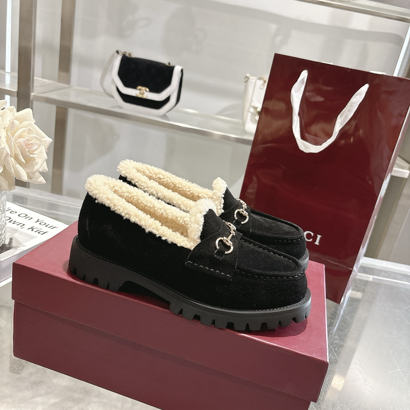 NO:616959,New winter women's horsebit loafers with wool lining. Exquisite details inject elegance into these loafers. Made of smooth suede material with merino wool lining, it is more elegant. The light gold tone horsebit injects brand logo connotation into this classic yet modern design. Black cowhide suede material. Light gold hardware. Merino wool lining. Horsebit buckle. Rubber groove sole. Flat bottom. Height 3 cm. Made in Italy.  Size 36~42, cash, loafers, loafers, cowhide19860909冬季新款羊毛内里女士马衔扣乐福鞋 精巧细节为这款乐福鞋注入优雅气息.选用光滑绒面材质,搭配美利奴羊毛衬里,更显矜贵格调.浅金色调马衔扣为这款经典而不失现代风范的设计注入品牌标识内涵. 黑色牛皮绒面材质 浅金色五金配件 美利奴羊毛衬里 马衔扣 橡胶沟纹鞋底 平底 高度3厘米 意大利创作 码数36～42码 现金,乐福鞋,loafers,cowhide,Women's Shoes