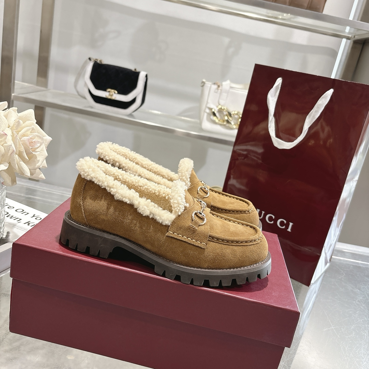 NO:616963,New winter women's horsebit loafers with wool lining. Exquisite details inject elegance into these loafers. Made of smooth suede material with merino wool lining, which adds a more noble style. The light gold tone horsebit injects brand logo connotation into this classic yet modern design. Brown cowhide suede material. Light gold hardware. Merino wool lining. Horsebit buckle. Rubber groove sole. Flat bottom. Height 3 cm. Made in Italy.  Size 36~42, loafers, loafers, cowhide19860909冬季新款羊毛内里女士马衔扣乐福鞋 精巧细节为这款乐福鞋注入优雅气息.选用光滑绒面材质,搭配美利奴羊毛衬里,更显矜贵格调.浅金色调马衔扣为这款经典而不失现代风范的设计注入品牌标识内涵. 棕色牛皮绒面材质 浅金色五金配件 美利奴羊毛衬里 马衔扣 橡胶沟纹鞋底 平底 高度3厘米 意大利创作 码数36～42码,乐福鞋,loafers,cowhide,Women's Shoes