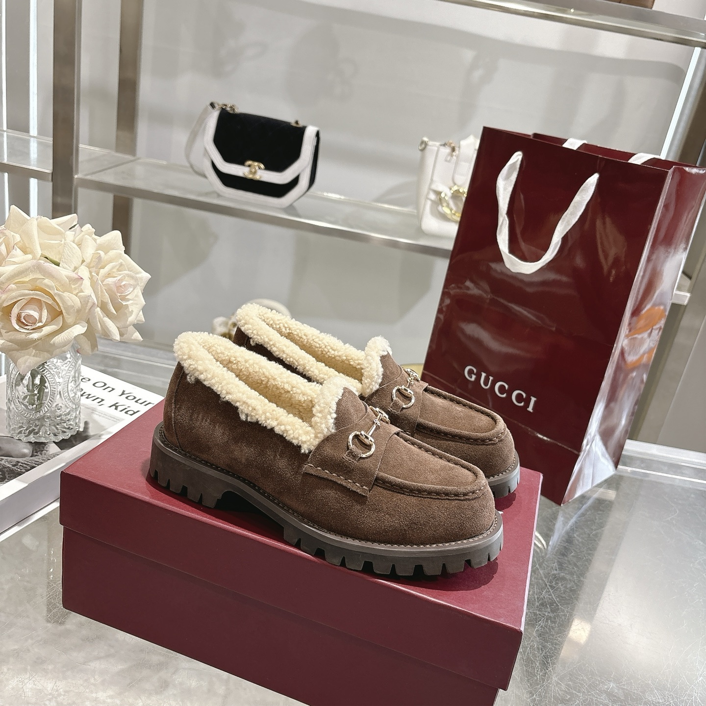 NO:616961,New winter women's horsebit loafers with wool lining. Exquisite details inject elegance into these loafers. Made of smooth suede material with merino wool lining, it is more elegant. The light gold tone horsebit injects brand logo connotation into this classic yet modern design. Brown cowhide suede material. Light gold hardware. Merino wool lining. Horsebit buckle. Rubber groove sole. Flat bottom. Height 3 cm. Made in Italy.  Size 36~42, loafers, loafers, cowhide19860909冬季新款羊毛内里女士马衔扣乐福鞋 精巧细节为这款乐福鞋注入优雅气息.选用光滑绒面材质,搭配美利奴羊毛衬里,更显矜贵格调.浅金色调马衔扣为这款经典而不失现代风范的设计注入品牌标识内涵. 咖啡色牛皮绒面材质 浅金色五金配件 美利奴羊毛衬里 马衔扣 橡胶沟纹鞋底 平底 高度3厘米 意大利创作 码数36～42码,乐福鞋,loafers,cowhide,Women's Shoes