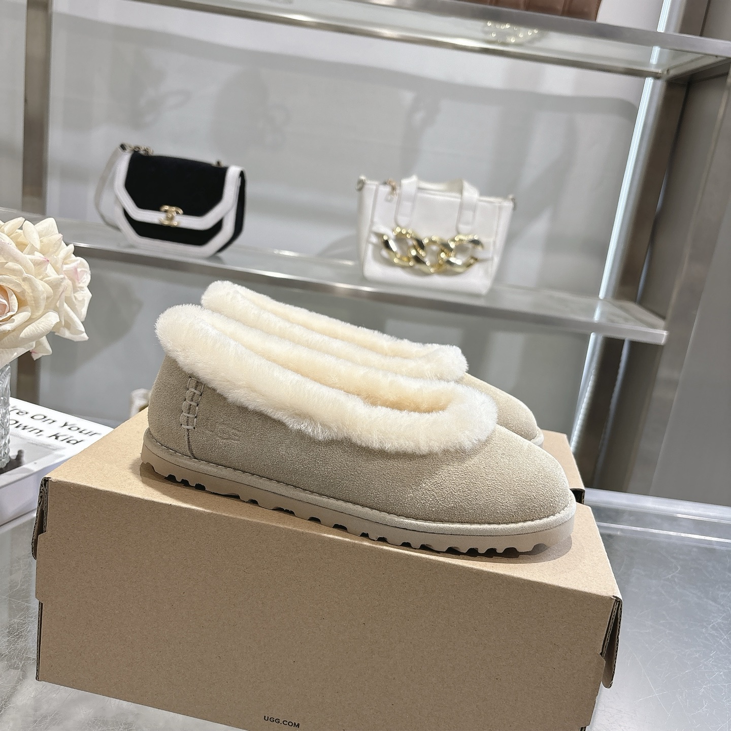 NO:651446,UGG synchronous autumn and winter new style Zora ballet flats pumps, easy to go out and commute in seconds. The collar of the shoe is decorated with fluff to enhance the details and bring exquisite warmth. Item No. 1178111 Series Fashion Fashion Product name Zora Ballet Flat Zora ballet flats Upper material cowhide suede Merino wool lining Outsole EVA foam  Size 36~40 (size 35.41 is custom-made and does not accept any returns or exchanges), furry shoes, tom ford, flats, cowhide19860909UGG 同步秋冬新款 佐拉芭蕾平底鞋浅口毛鞋 一脚蹬秒出门通勤友好 鞋领口装饰绒毛,提升细节带来精致温暖 货号1178111 系列Fashion时尚 品名ZoraBalletFlat佐拉芭蕾平底鞋 帮面材质牛皮反绒 内里美丽奴羊毛 大底EVA发泡 码数36～40码（35.41码乐定做不接受任何退换）,毛毛鞋,tom ford,flats,cowhide,Women's Shoes