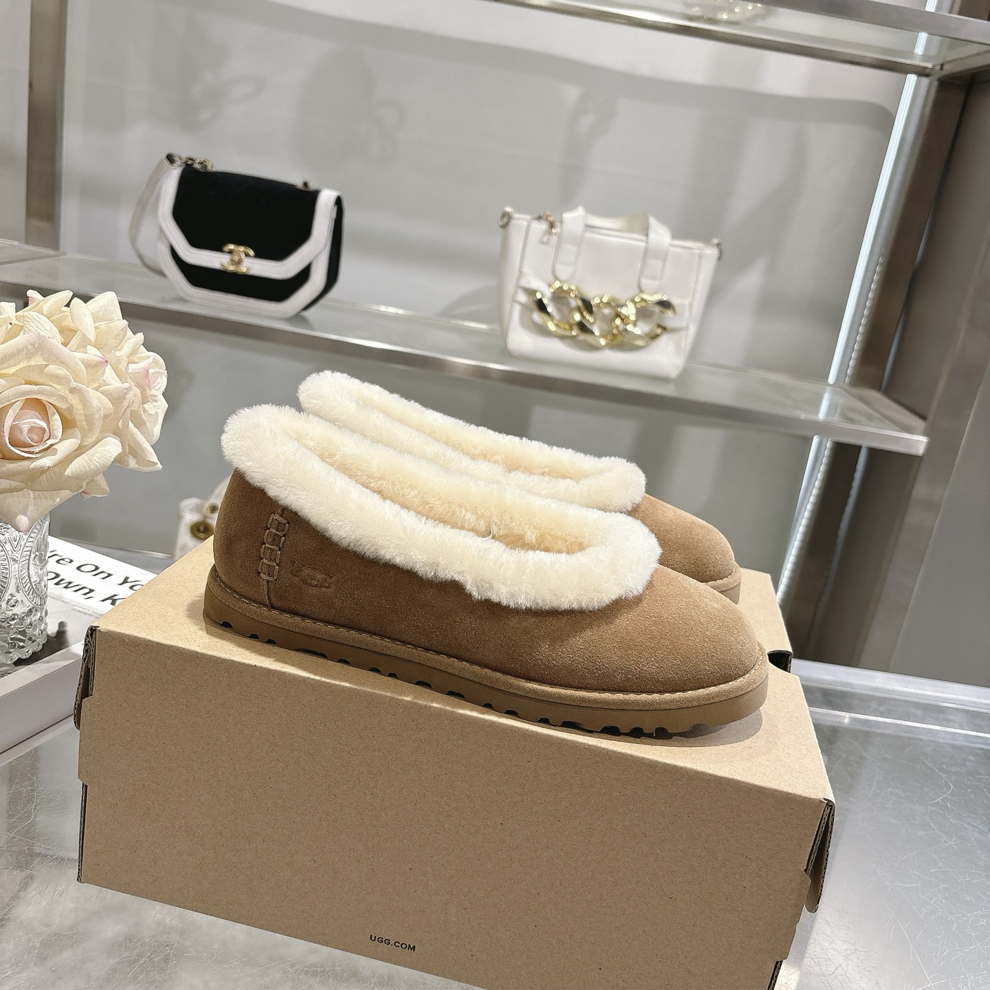 NO:629636,New styles for autumn and winter Zora ballet flats pumps, easy to slip on and commute in seconds. The collar of the shoe is decorated with fluff to enhance the details and bring exquisite warmth. Item No. 1178111 Series Fashion Fashion Product name Zora Ballet Flat Zora ballet flats Upper material cowhide suede Merino wool lining Outsole EVA foam  Size 36~40 (size 35.41 is custom-made and does not accept any returns or exchanges), furry shoes, tom ford, flats, cowhide19860909同步秋冬新款 佐拉芭蕾平底鞋浅口毛鞋 一脚蹬秒出门通勤友好 鞋领口装饰绒毛,提升细节带来精致温暖 货号1178111 系列Fashion时尚 品名ZoraBalletFlat佐拉芭蕾平底鞋 帮面材质牛皮反绒 内里美丽奴羊毛 大底EVA发泡 码数36～40码（35.41码乐定做不接受任何退换）,毛毛鞋,tom ford,flats,cowhide,Women's Shoes