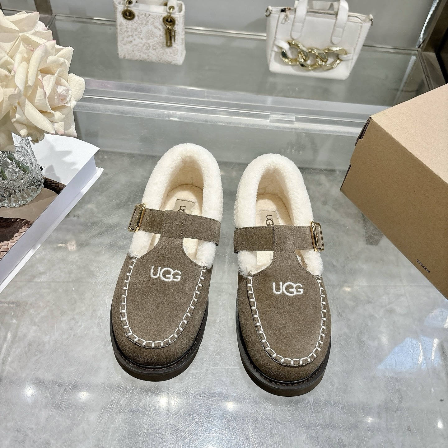 NO:651440,UGG/Synchronized Autumn and Winter New Style Zora Ballet Flat Shoes, Friendly for commuting in seconds. The collar of the shoe is decorated with fluff to enhance the details and bring exquisite warmth. Series Fashion Fashion. Product name: Zora Ballet Flat Zora Ballet Flat Shoes. Upper material: cowhide suede. Lining is Merino wool. Outsole is EVA foam.  Size 36~40 (size 35.41 is custom-made and does not accept any returns or exchanges), loafers, fur shoes, tom ford, loafers, flats, cowhide19860909UGG/同步秋冬新款 佐拉芭蕾平底鞋浅口毛鞋 一脚蹬秒出门通勤友好 鞋领口装饰绒毛,提升细节带来精致温暖 系列Fashion时尚 品名ZoraBalletFlat佐拉芭蕾平底鞋 帮面材质牛皮反绒 内里美丽奴羊卷毛 大底EVA发泡 码数36～40码（35.41码乐定做不接受任何退换）,乐福鞋毛毛鞋,tom ford,loafers,flats,cowhide,Women's Shoes