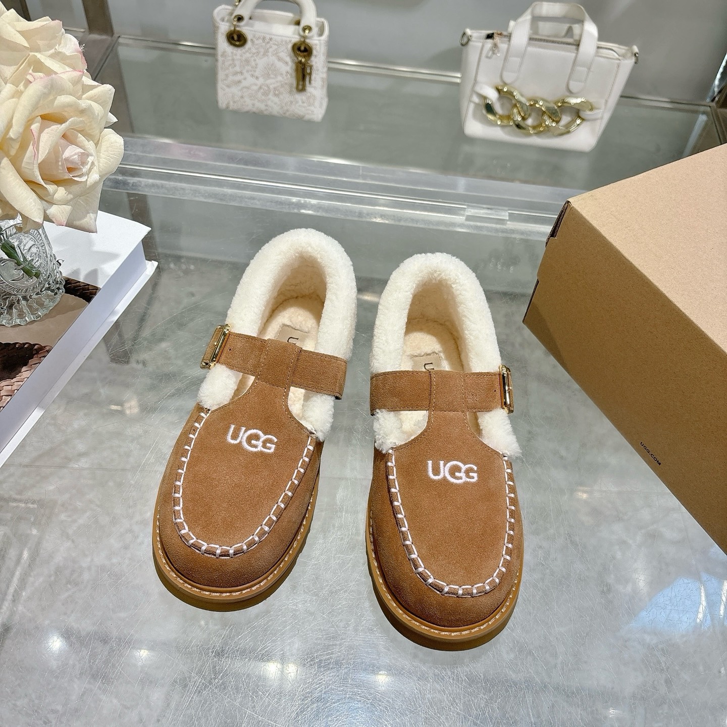 NO:629622,Synchronized autumn and winter new style Zora ballet flat shoes, easy to go out and commute in seconds. The collar of the shoe is decorated with fluff to enhance the details to bring exquisite warmth. Fashion fashion series. Product name: Zora Ballet Flat Zora ballet flat shoes. Upper material: cowhide suede. Lining Merino wool. Outsole EVA foam. Size: 36 to 40 (35.41 sizes are made to order and do not accept any returns), loafers, tom fur shoes.  ford,loafers,flats,cowhide19860909同步秋冬新款 佐拉芭蕾平底鞋浅口毛鞋 一脚蹬秒出门通勤友好 鞋领口装饰绒毛,提升细节带来精致温暖 系列Fashion时尚 品名ZoraBalletFlat佐拉芭蕾平底鞋 帮面材质牛皮反绒 内里美丽奴羊卷毛 大底EVA发泡 码数36～40码（35.41码乐定做不接受任何退换）,乐福鞋毛毛鞋,tom ford,loafers,flats,cowhide,Women's Shoes