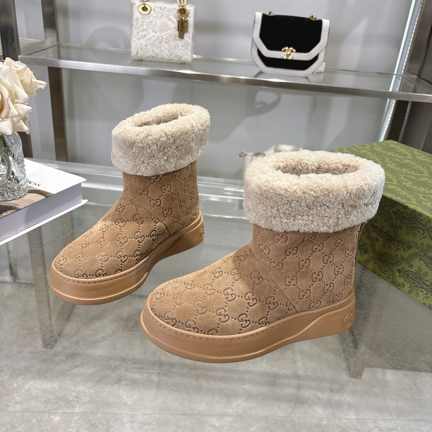 NO:651412,Gucci's new women's merino wool-lined boots. Crafted from suede, these women's boots combine comfort and classic heritage. The soft merino wool lining brings a warm and luxurious wearing experience, while the iconic GG rubber sole is inspired by the brand's classic monogram pattern, adding a touch of bold modernity. GG jacquard upper Merino wool lining GG rubber foam ultra-light sole Flat sole  Size 36 to 42 (41.42 customized), snow boots, gucci, boots, chamois leather19860909Gucci 古奇新款女士美利奴羊毛内里靴 这款女士靴采用麂皮精制而成,兼具舒适感与经典传承.柔软的美利奴羊毛内衬带来温暖奢华的穿着体验,而标志性的GG橡胶鞋底则以品牌经典的字母组合图案为灵感,增添了一抹大胆的现代气息. GG 提花鞋面 美利奴羊毛衬里 GG橡胶发泡超轻鞋底 平坦底 码数36一42码（41.42定制）,雪地靴,gucci,boots,chamois leather,Women's Shoes