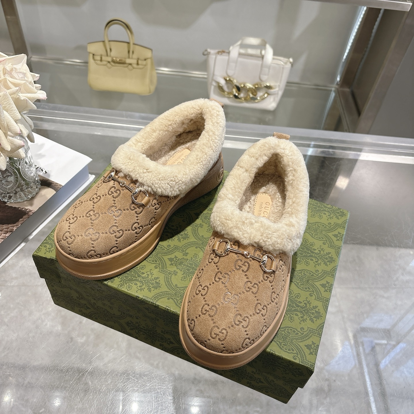 NO:651404,Gucci Paris Fashion Week merino sheep fur one-piece shallow snow boots, jacquard fabric LOGO Australian imported wool lining, these women's boots are made of suede, combining comfort and classic heritage. The soft merino wool lining brings a warm and luxurious wearing experience, while the iconic GG rubber sole is inspired by the brand's classic monogram pattern, adding a touch of bold modern flavor. GG jacquard upper Merino wool lining GG rubber foam ultra-light sole  Flat bottom, sizes 36 to 42 (41.42 customized), fur shoes, gucci, boots, sheepskin, chamois leather19860909Gucci 古奇  巴黎时装周美丽奴羊皮毛一体浅口雪地靴,提花面料LOGO澳洲进口羊毛内里, 这款女士靴采用麂皮精制而成,兼具舒适感与经典传承.柔软的美利奴羊毛内衬带来温暖奢华的穿着体验,而标志性的GG橡胶鞋底则以品牌经典的字母组合图案为灵感,增添了一抹大胆的现代气息. GG 提花鞋面 美利奴羊毛衬里 GG橡胶发泡超轻鞋底 平坦底 码数36一42码（41.42定做）,毛毛鞋,gucci,boots,sheepskin,chamois leather,Women's Shoes