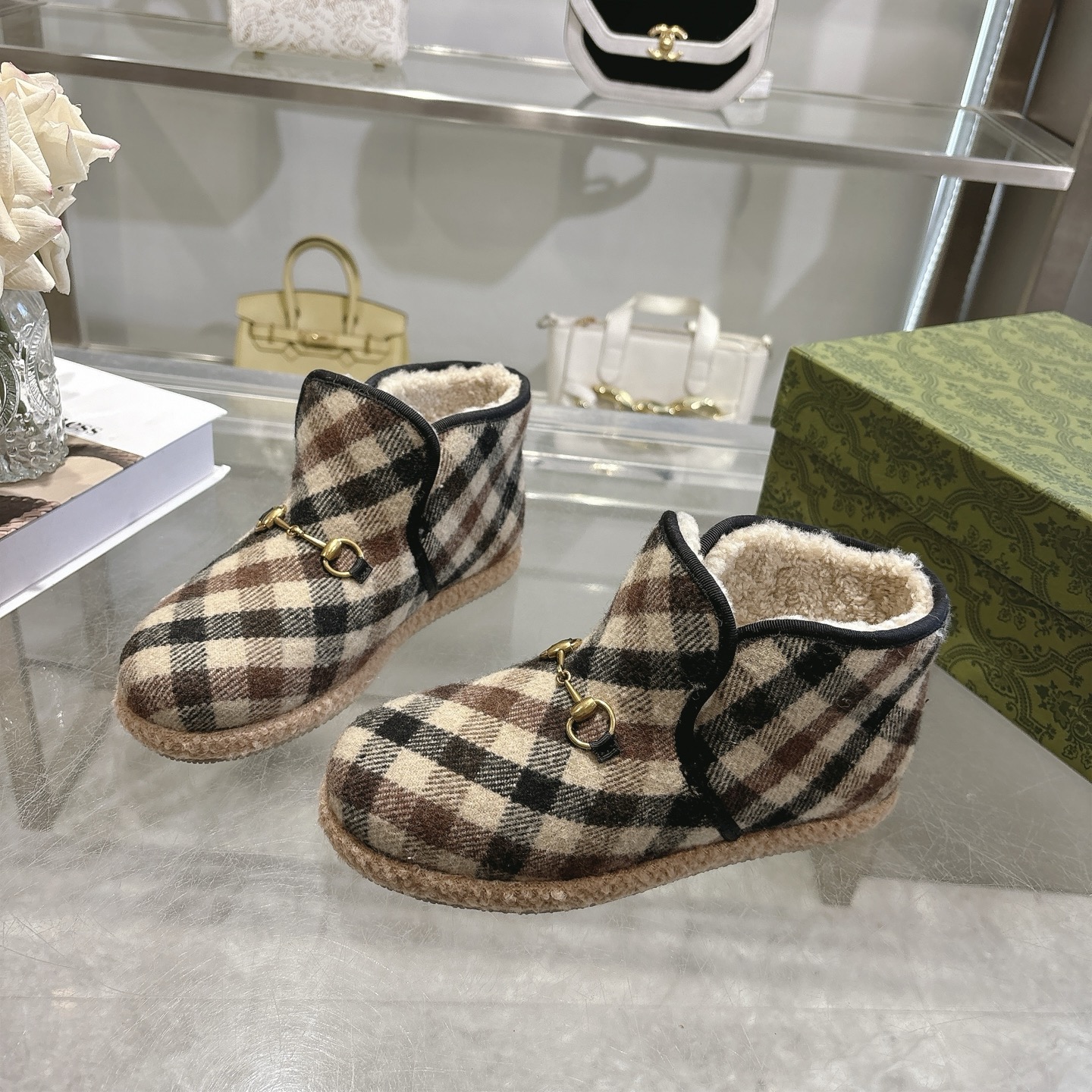 NO:651395,Gucci/Autumn/Winter new woolen horsebit women's comfortable flats Over the years, it has become a symbol of both historical significance and modernity. Here, it defines this women's flats made of wool. Leopard print woolen upper light gold hardware accessories horsebit rubber sole low heel flat Made in Italy Size 36 ~ 42 (41.42 customization is not returnable), snow boots, gucci, boots, flats19860909Gucci 古奇/秋冬新款毛呢面马衔扣女性舒适平底鞋 多年来它已成为一个既具有历史意义又具现代感的象征.这里,它定义了这款毛呢制作的女性平底鞋. 豹纹毛呢鞋面 浅金色五金配件 马衔扣 橡胶底 低跟 平底 意大利制造 码数36～42码（41.42定制不退换）,雪地靴,gucci,boots,flats,Women's Shoes