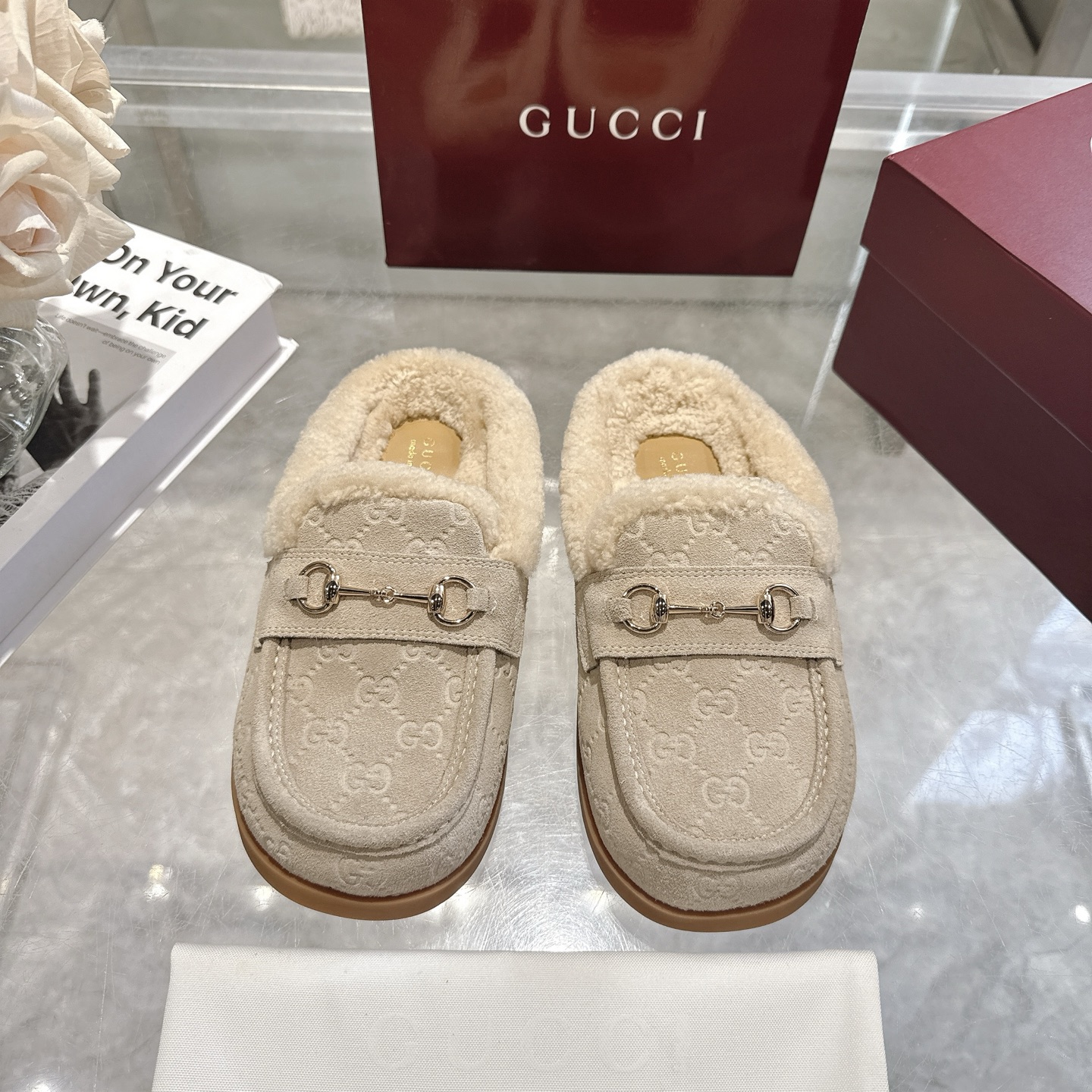 NO:693363,New autumn and winter suede cowhide horsebit women's wool slippers GG continues to use archival symbols in the winter series. Horsebit hardware, reminiscent of the brand's equestrian heritage, appears on this pair of camel and cowhide high-frequency pressure GG mules. Cowhide suede GG embossed horsebit decoration gold hardware wool lining round toe rubber sole flat bottom Made in Italy Size: 36 ~ 42  :,semi-slippers,slippers,cowhide19860909秋冬新款反绒牛皮马衔扣女士羊毛拖鞋  GG在 冬季系列中继续使用档案符号.Horsebit 硬件让人想起品牌的马术传统,出现在这双 camel 和牛皮高周波压 GG 穆勒鞋上. 牛皮反绒GG压花 马衔扣装饰 金色五金配件 羊毛内里 圆头 橡胶鞋底 平底 意大利制造 码数:36～42码 :,半拖毛毛鞋,slippers,cowhide,Women's Shoes