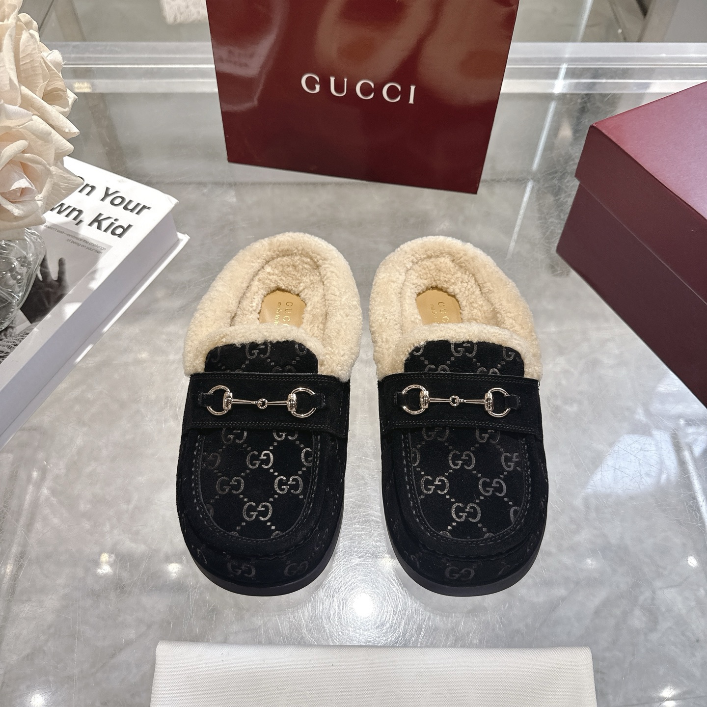 NO:693365,New autumn and winter suede cowhide horsebit women's wool slippers GG continues to use archival symbols in the winter series. Horsebit hardware, reminiscent of the brand's equestrian heritage, appears on this pair of camel and cowhide high-frequency pressure GG mules. Cowhide suede GG embossed horsebit decoration gold hardware wool lining round toe rubber sole flat bottom Made in Italy Size: 36 ~ 42  :,semi-slippers,slippers,cowhide19860909秋冬新款反绒牛皮马衔扣女士羊毛拖鞋  GG在 冬季系列中继续使用档案符号.Horsebit 硬件让人想起品牌的马术传统,出现在这双 camel 和牛皮高周波压 GG 穆勒鞋上. 牛皮反绒GG压花 马衔扣装饰 金色五金配件 羊毛内里 圆头 橡胶鞋底 平底 意大利制造 码数:36～42码 :,半拖毛毛鞋,slippers,cowhide,Women's Shoes