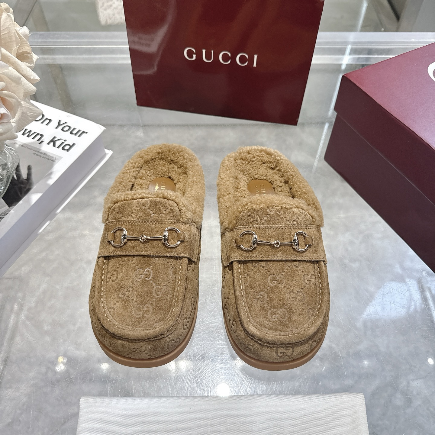 NO:679252,P New autumn and winter women's wool slippers with suede cowhide horsebit GG continues to use archival symbols in the winter collection. Horsebit hardware, reminiscent of the brand's equestrian heritage, appears on this pair of camel and cowhide high-frequency pressure GG mules. Suede GG embossed in cowhide Horsebit decoration Gold hardware Wool lining Round toe Rubber sole Flat Made in Italy  Size: 36～42, semi-furry shoes, slippers, cowhide19860909P 秋冬新款反绒牛皮马衔扣女士羊毛拖鞋  GG在 冬季系列中继续使用档案符号.Horsebit 硬件让人想起品牌的马术传统,出现在这双 camel 和牛皮高周波压 GG 穆勒鞋上. 牛皮反绒GG压花 马衔扣装饰 金色五金配件 羊毛内里 圆头 橡胶鞋底 平底 意大利制造 码数:36～42码,半拖毛毛鞋,slippers,cowhide,Women's Shoes