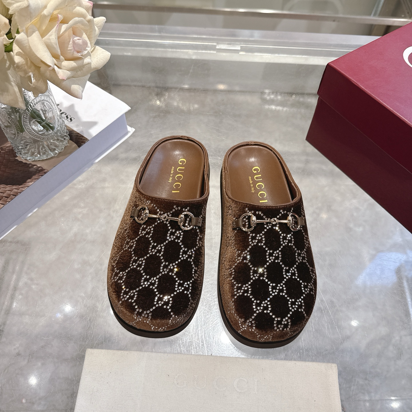 NO:681856,Women's new GG crystal horsebit mules. These women's mules are decorated with horsebits, highlighting the brand's long tradition of equestrianism. The light gold details are more refined, and the soft velvet upper is decorated with GG crystal patterns, sparkling. GG crystal velvet, light gold hardware, sheepskin lining, horsebit, rubber outsole, flat bottom, size 36~42, half drag, sheepskin19860909女士新款GG水晶马衔扣穆勒鞋 这款女士穆勒鞋以马衔扣装饰,彰显品牌源自马术的悠久传统.浅金色细节更添精致,柔软的天鹅绒鞋面饰以GG水晶图案,闪耀夺目. GG水晶丝绒 浅金色五金配件 羊皮内里 马衔铁 橡胶大底 平底 码数,36～42 码,半拖,sheepskin,Women's Shoes