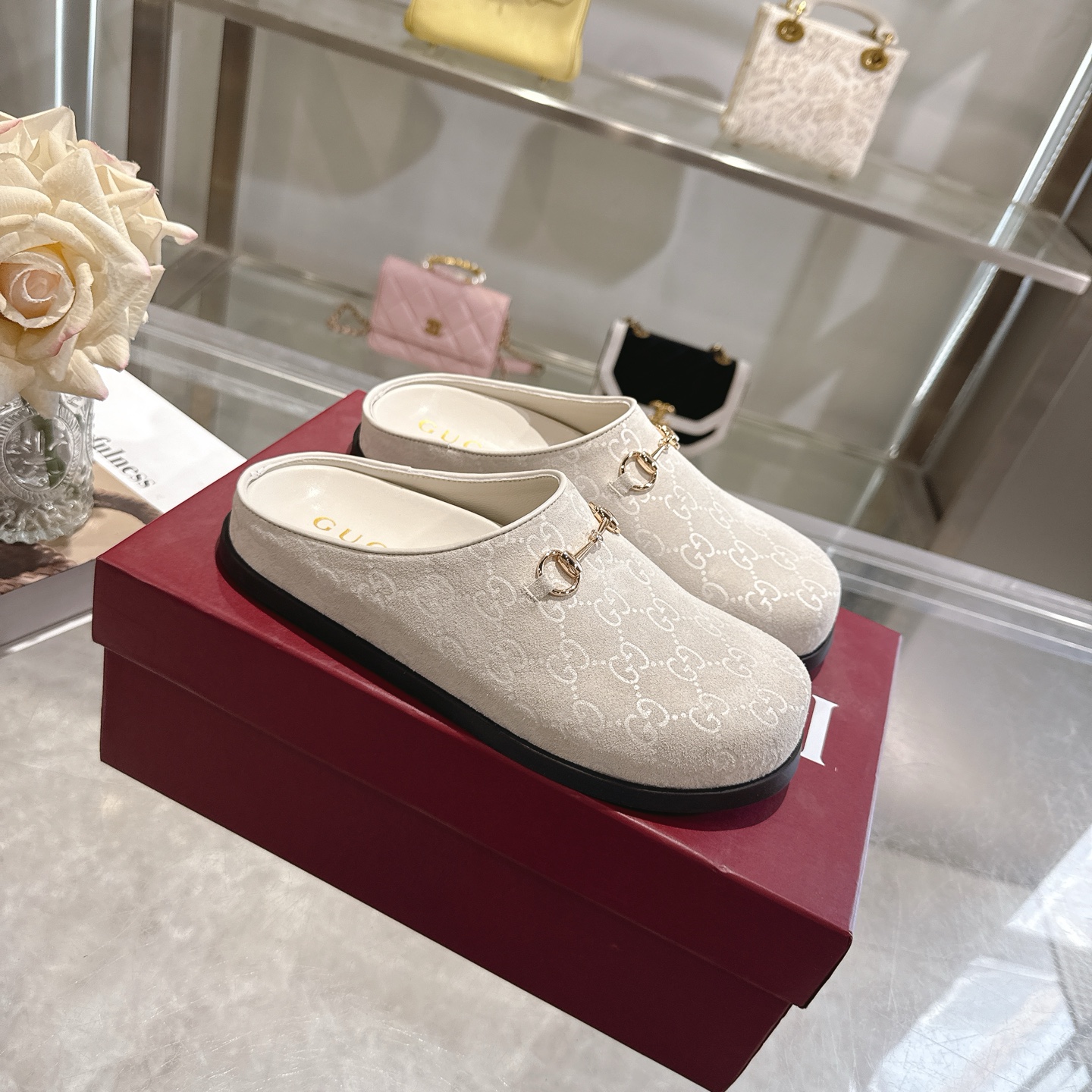 NO:693383,New cowhide suede horsebit women's barefoot slippers GG continues to use archival symbols in the 2025 pre-fall collection. Horsebit hardware, reminiscent of the brand's equestrian heritage, appears on this pair of camel and suede cowhide high-frequency pressure GG mules. Suede cowhide GG horsebit decoration Gold hardware Leather lining Round toe Rubber sole Flat sole Made in Italy Size: 36 ~ 42  :,semi-drag,slippers,cowhide19860909新款牛皮反绒马衔扣女士裸脚拖鞋  GG在 2025 早秋系列中继续使用档案符号.Horsebit 硬件让人想起品牌的马术传统,出现在这双 camel 和反绒牛皮高周波压 GG 穆勒鞋上. 反绒牛皮GG 马衔扣装饰 金色五金配件 皮革内里 圆头 橡胶鞋底 平底 意大利制造 码数:36～42码 :,半拖,slippers,cowhide,Women's Shoes