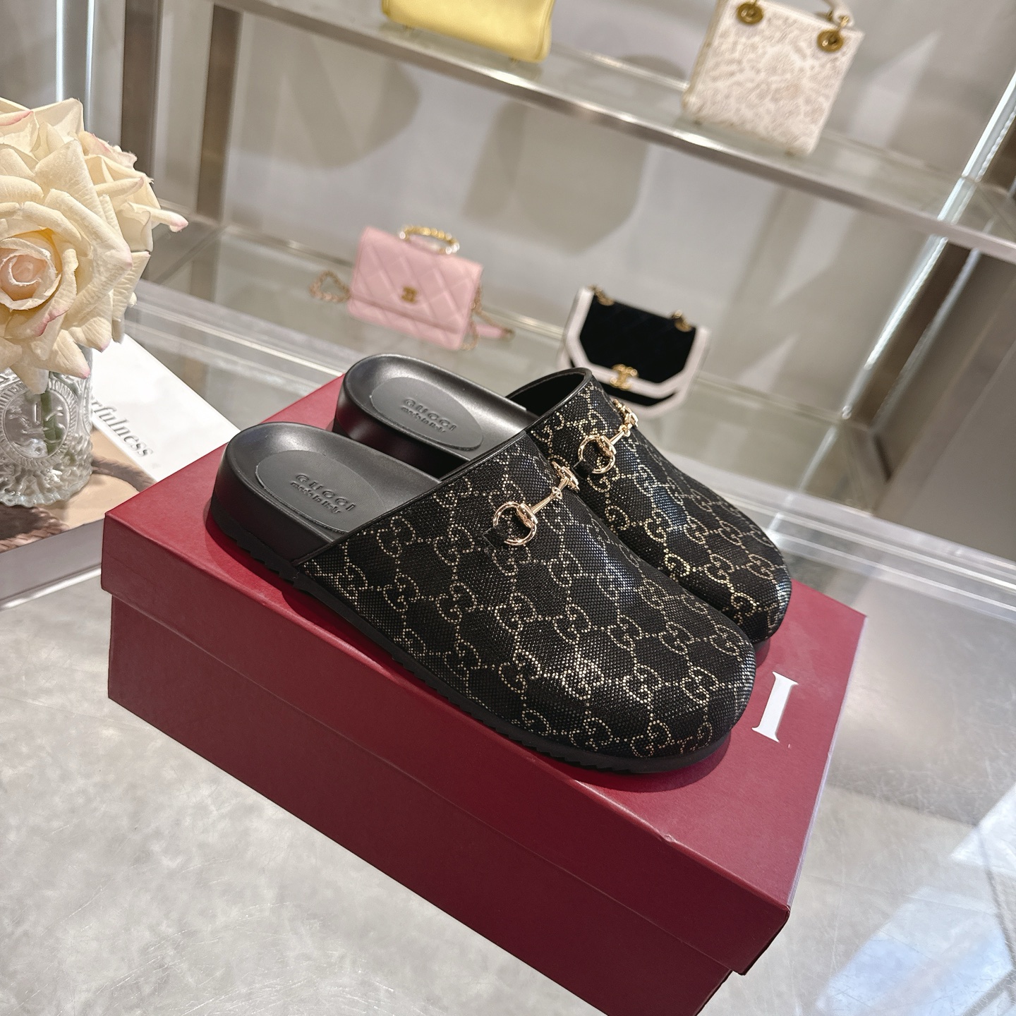 NO:681869,An improved version of the popular P horsebit slippers, with a wide round toe design. First used by Gucci in the 1950s, the horsebit continues to pay homage to the brand's roots, breathing new life into equestrian equipment with a modern interpretation. Cowhide suede GG Unisex Light gold hardware Horsebit Rubber sole Flat 0.2 inches high Made in Italy, Size Women's size 36-42  Men's size 40-46 (47 and 48 need to be customized), half drag, gucci, slippers, cowhide19860909爆款 P 马衔扣拖鞋的改良版,采用宽圆头设计.马衔扣最早于 20 世纪 50 年代由 Gucci 使用,它继续向品牌的根源致敬,以现代的诠释方式为马术装备注入新的活力. 牛皮反绒GG 男女同款 浅金色五金配件 马衔扣 橡胶鞋底 平坦的 0.2 英寸高 意大利制造, 码数 女码36-42 男码40-46（47 48需定做）,半拖,gucci,slippers,cowhide,Women's Shoes