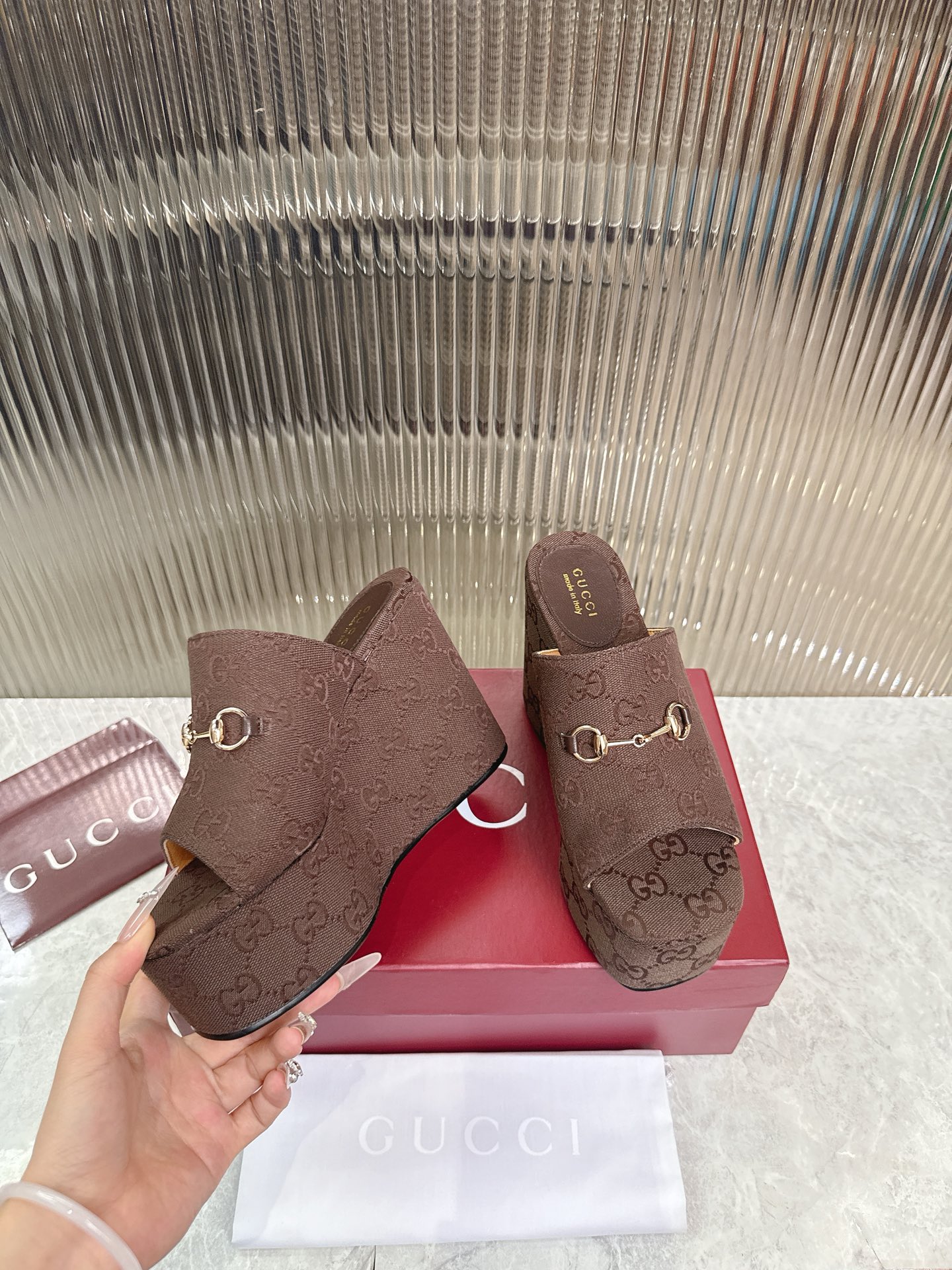 Gucci 标志性的马衔扣和 的双G提花图案在最新的古驰系列中以当代方式重新诠释 这款楔形凉拖鞋采用GG帆布制作