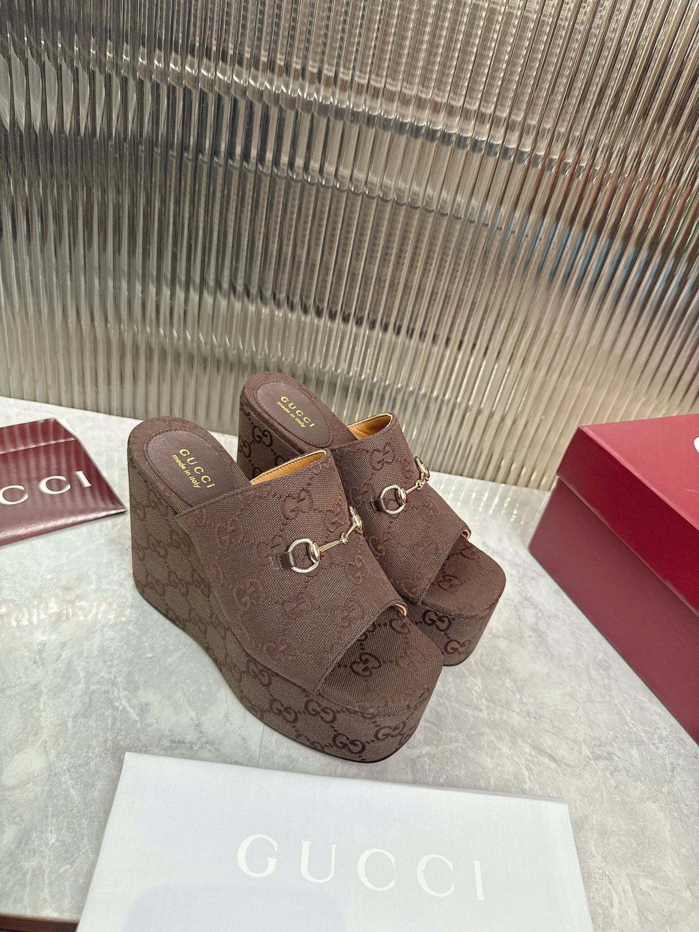 Gucci 标志性的马衔扣和 的双G提花图案在最新的古驰系列中以当代方式重新诠释 这款楔形凉拖鞋采用GG帆布制作