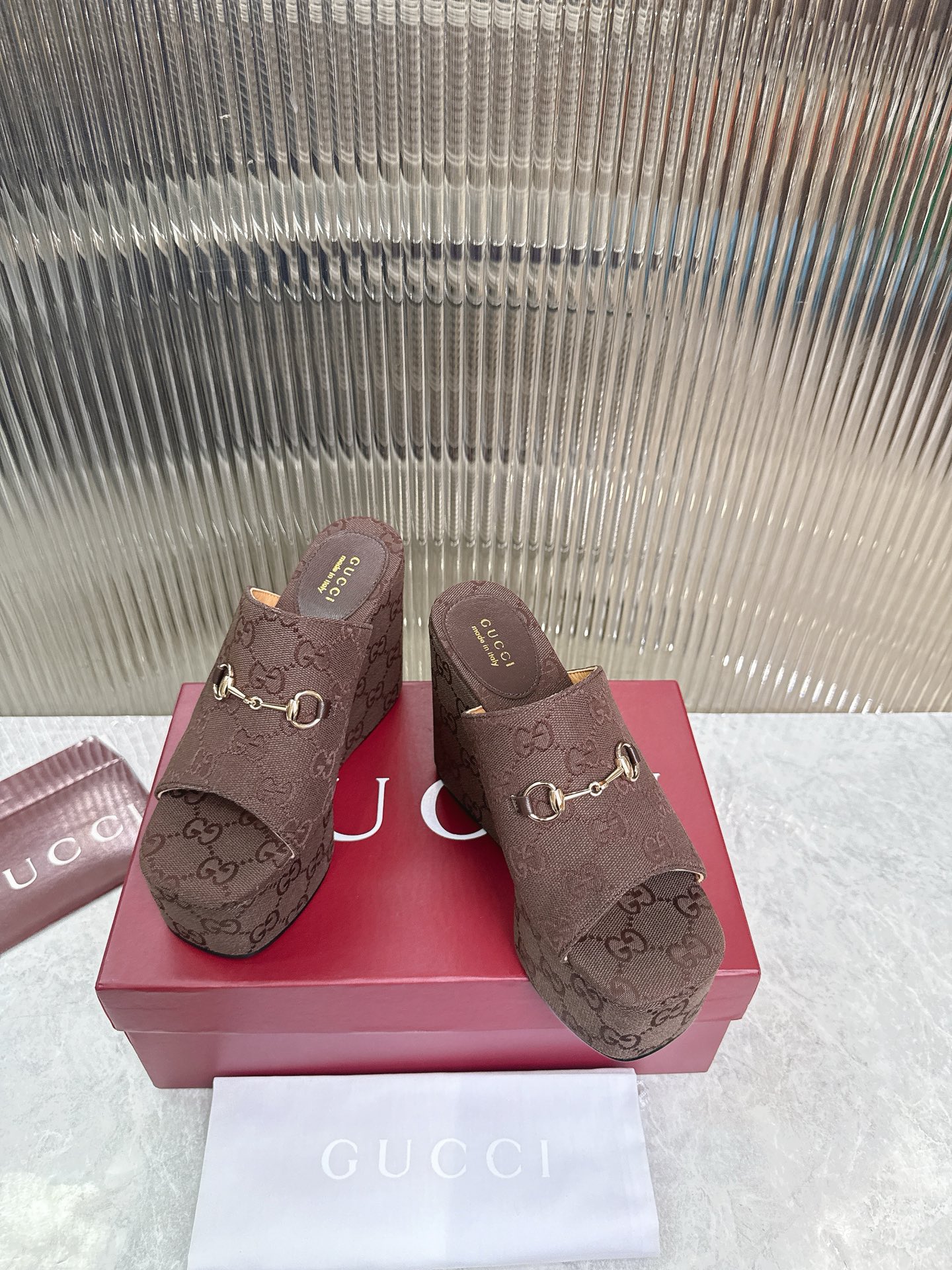 Gucci 标志性的马衔扣和 的双G提花图案在最新的古驰系列中以当代方式重新诠释 这款楔形凉拖鞋采用GG帆布制作