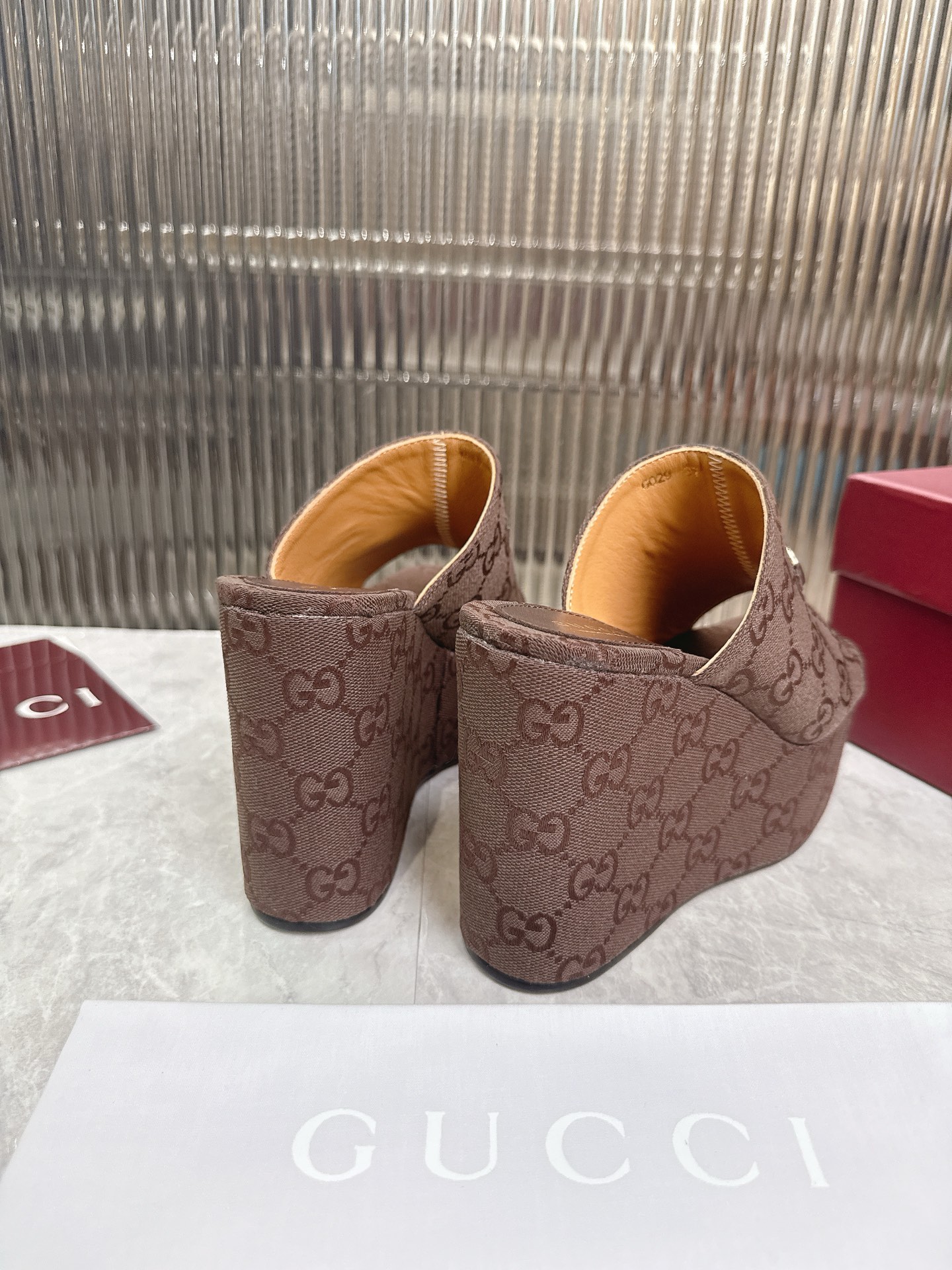 Gucci 标志性的马衔扣和 的双G提花图案在最新的古驰系列中以当代方式重新诠释 这款楔形凉拖鞋采用GG帆布制作