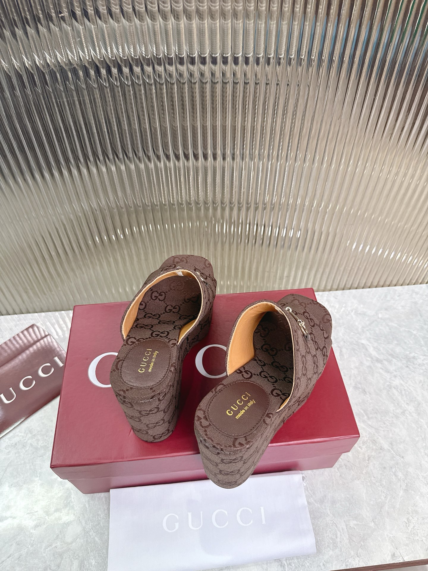 Gucci 标志性的马衔扣和 的双G提花图案在最新的古驰系列中以当代方式重新诠释 这款楔形凉拖鞋采用GG帆布制作