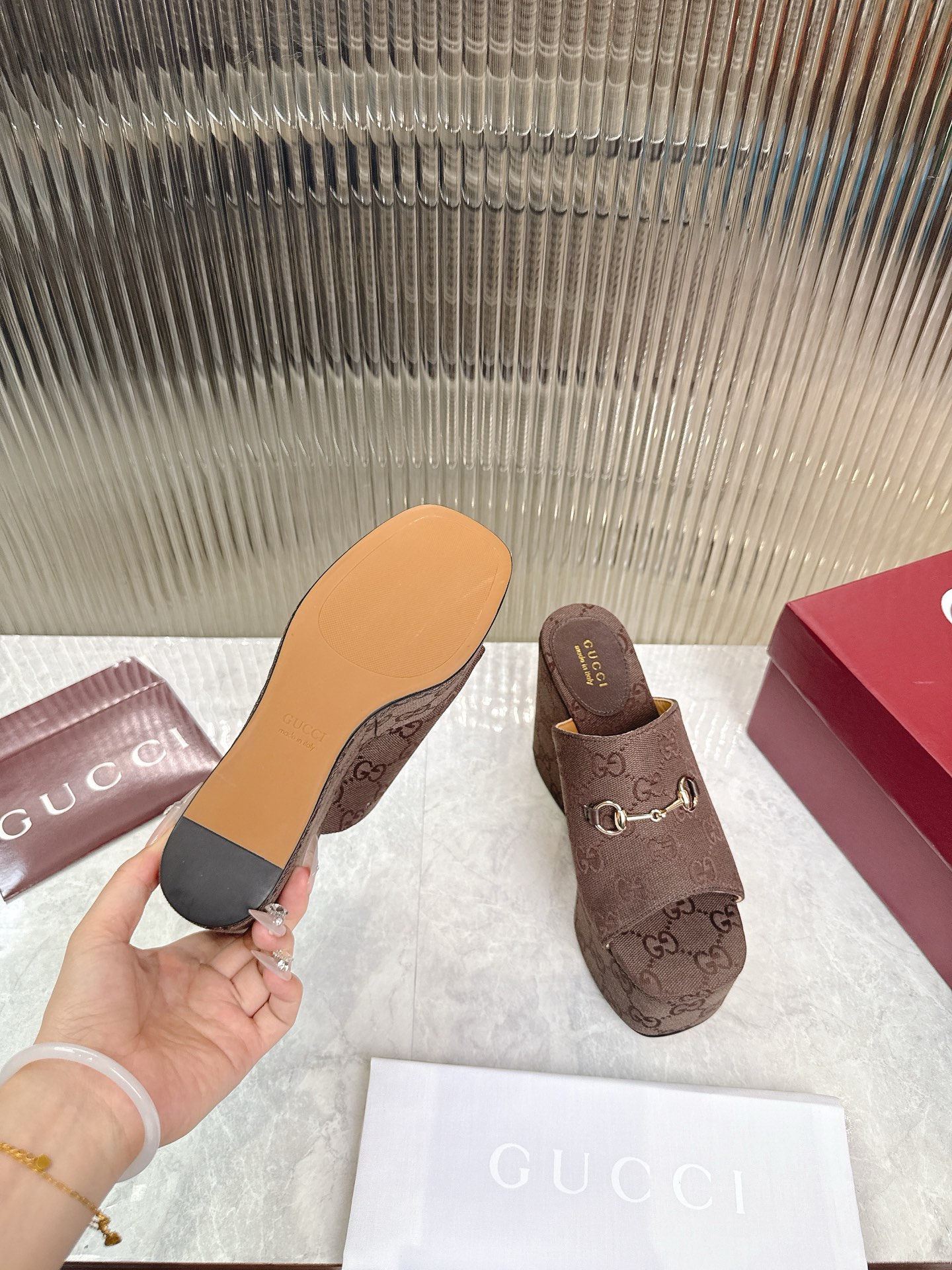 Gucci 标志性的马衔扣和 的双G提花图案在最新的古驰系列中以当代方式重新诠释 这款楔形凉拖鞋采用GG帆布制作