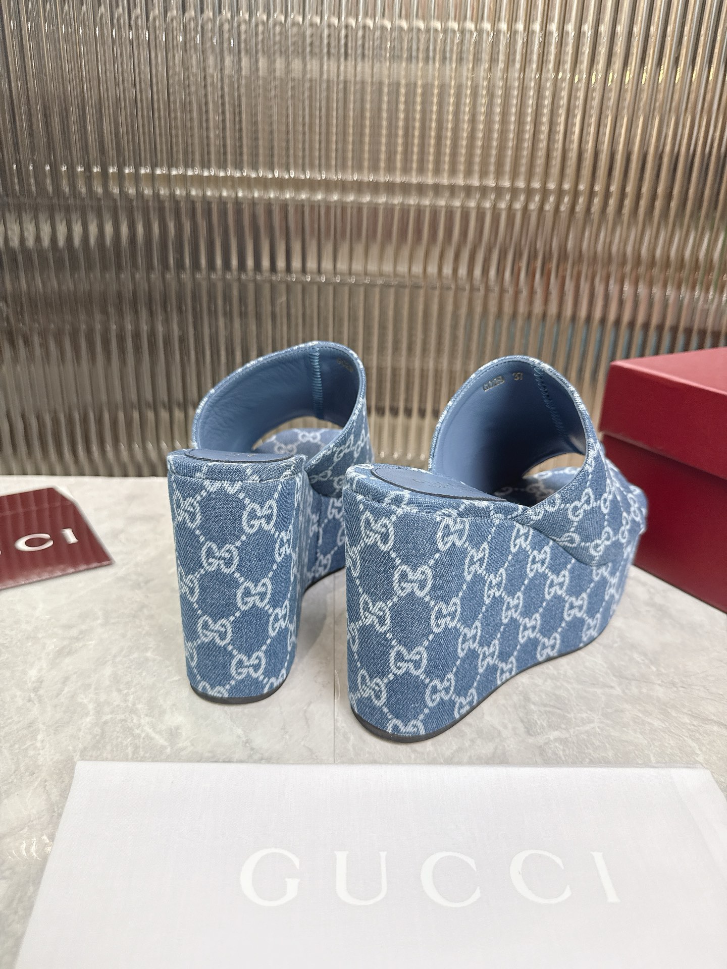 Gucci 标志性的马衔扣和 的双G提花图案在最新的古驰系列中以当代方式重新诠释 这款楔形凉拖鞋采用GG帆布制作