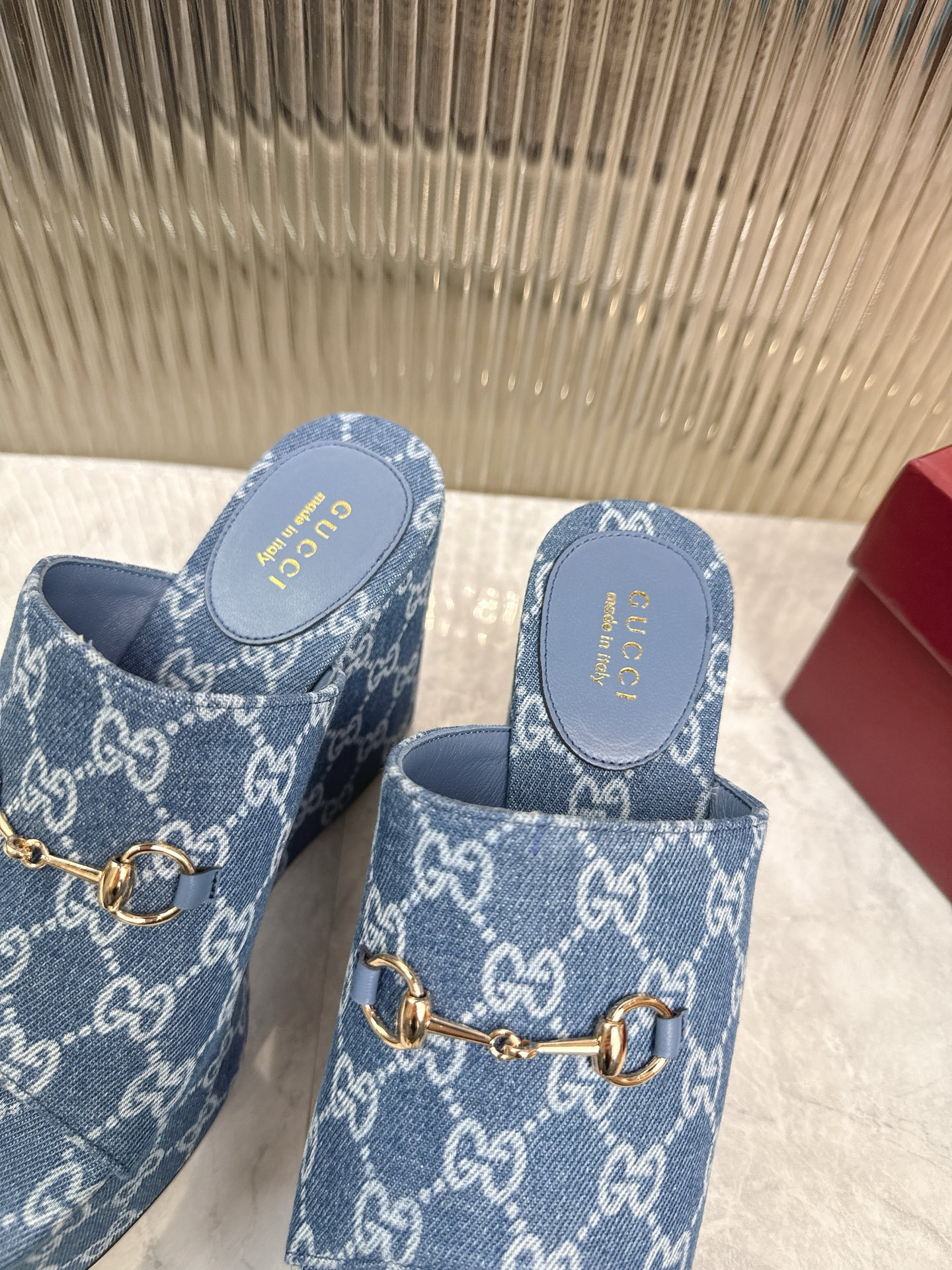 Gucci 标志性的马衔扣和 的双G提花图案在最新的古驰系列中以当代方式重新诠释 这款楔形凉拖鞋采用GG帆布制作