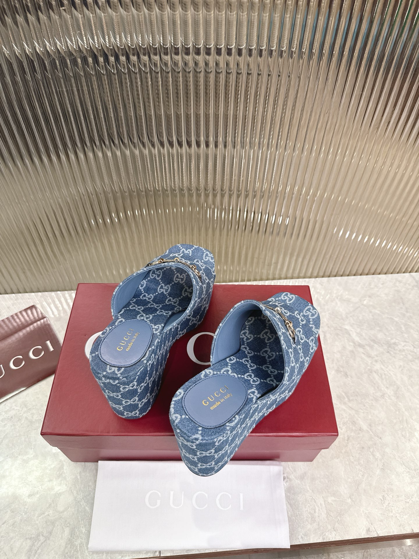 Gucci 标志性的马衔扣和 的双G提花图案在最新的古驰系列中以当代方式重新诠释 这款楔形凉拖鞋采用GG帆布制作