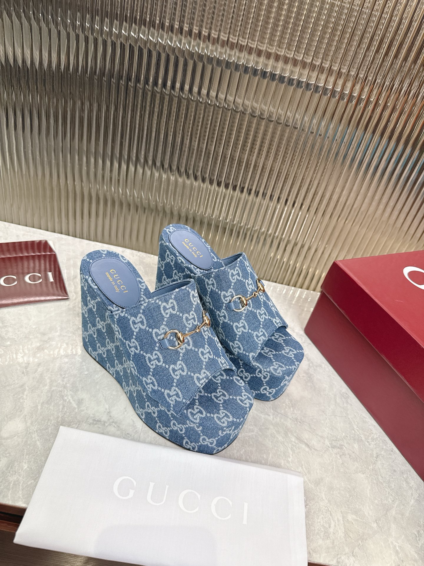 Gucci 标志性的马衔扣和 的双G提花图案在最新的古驰系列中以当代方式重新诠释 这款楔形凉拖鞋采用GG帆布制作