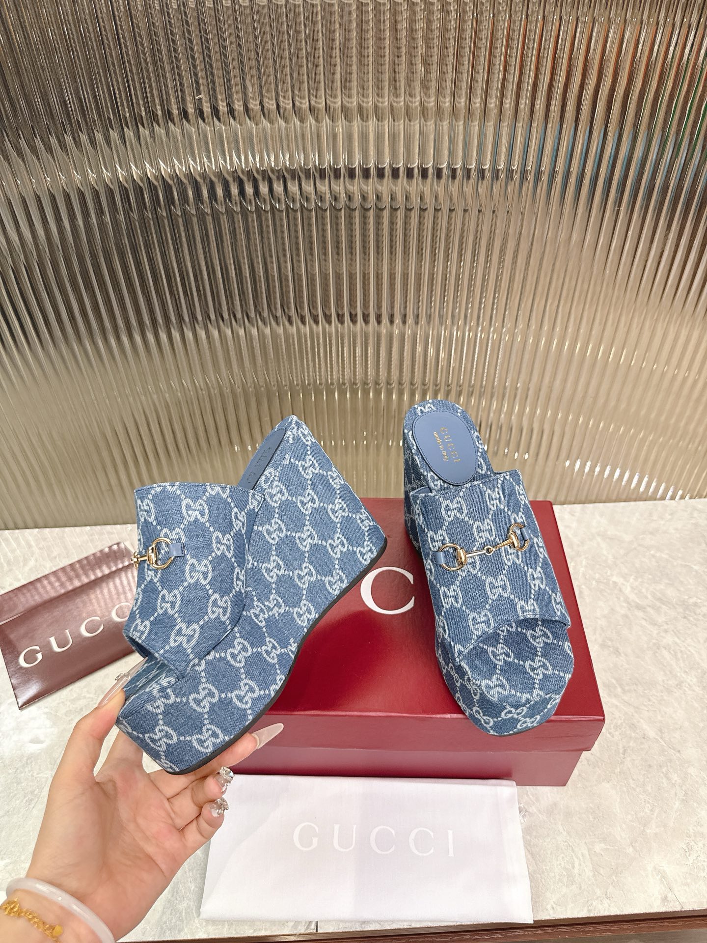 Gucci 标志性的马衔扣和 的双G提花图案在最新的古驰系列中以当代方式重新诠释 这款楔形凉拖鞋采用GG帆布制作