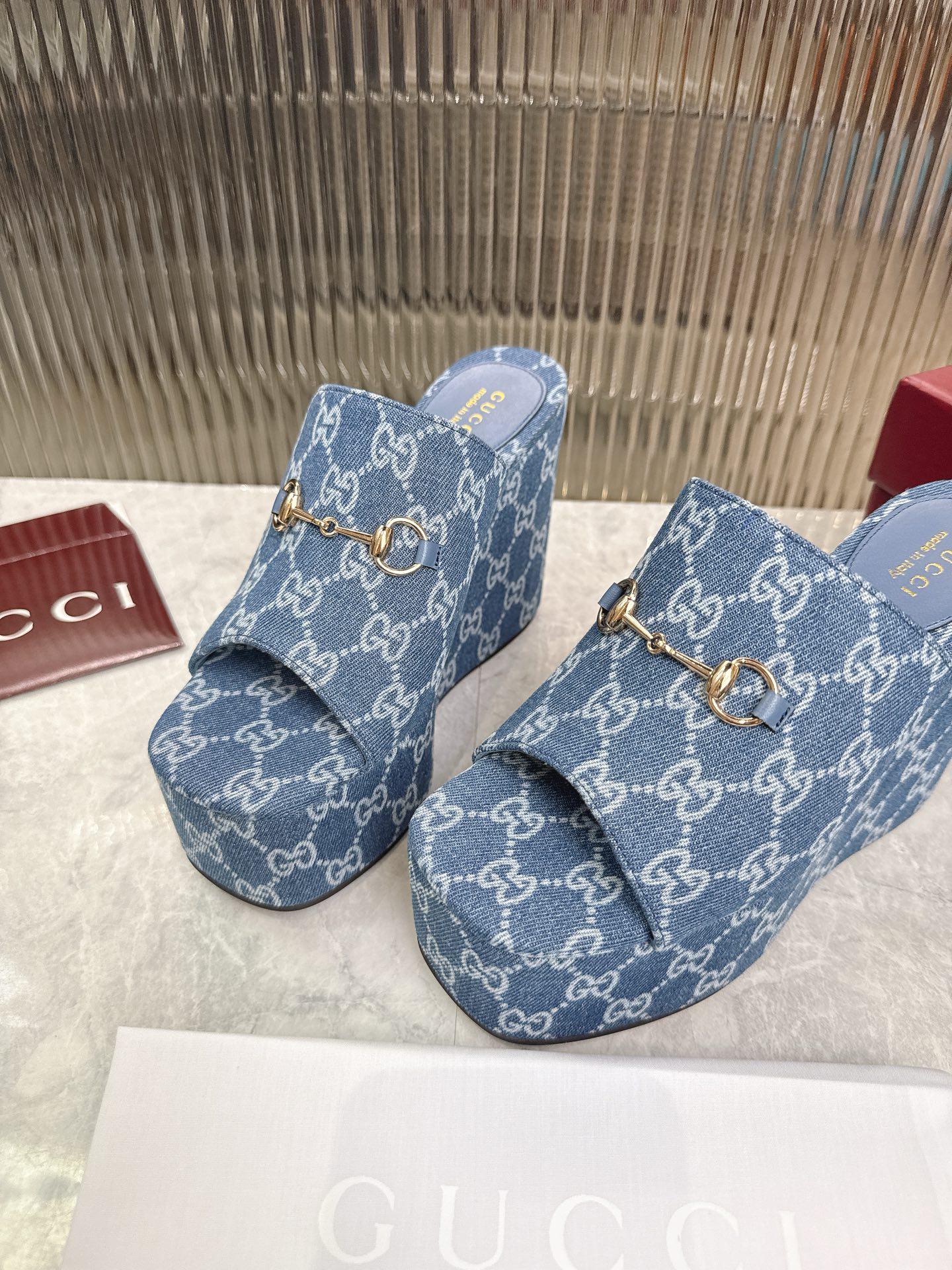 Gucci 标志性的马衔扣和 的双G提花图案在最新的古驰系列中以当代方式重新诠释 这款楔形凉拖鞋采用GG帆布制作