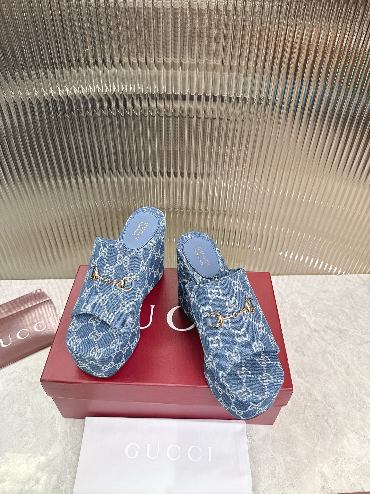 Gucci 标志性的马衔扣和 的双G提花图案在最新的古驰系列中以当代方式重新诠释 这款楔形凉拖鞋采用GG帆布制作