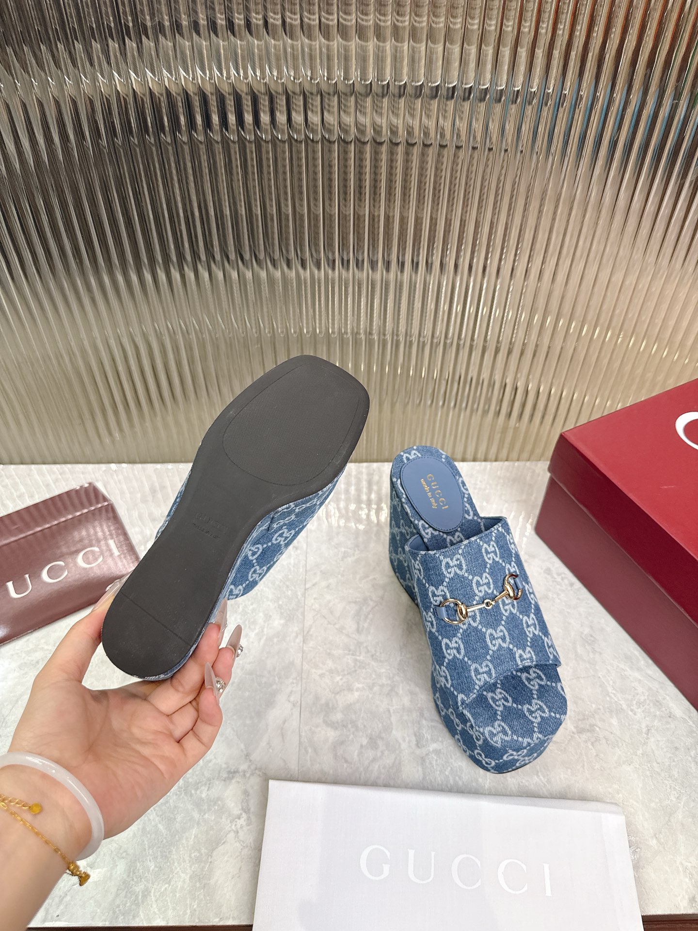 Gucci 标志性的马衔扣和 的双G提花图案在最新的古驰系列中以当代方式重新诠释 这款楔形凉拖鞋采用GG帆布制作