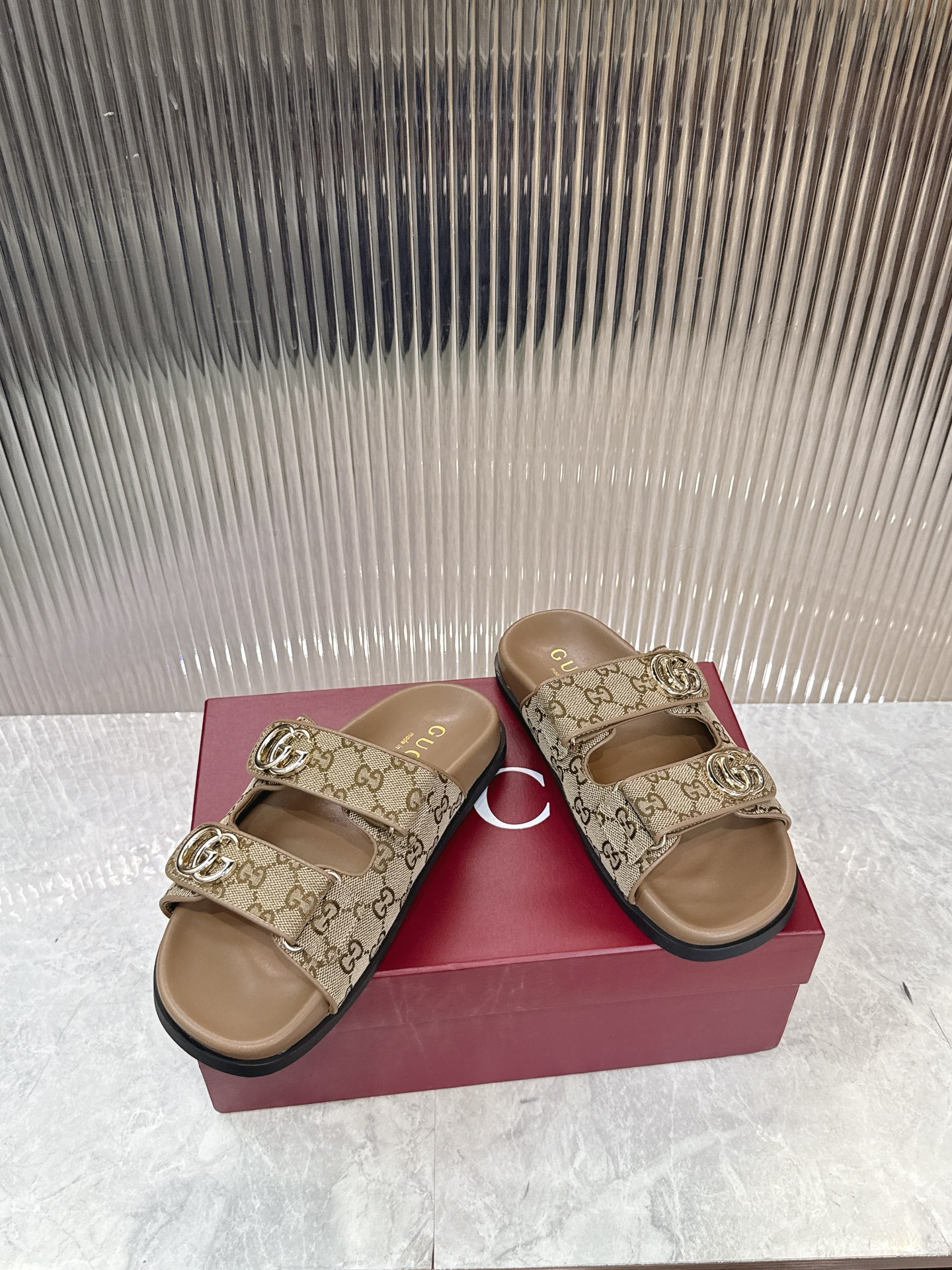 Gucci 新款双排五金配件女士双G凉拖鞋