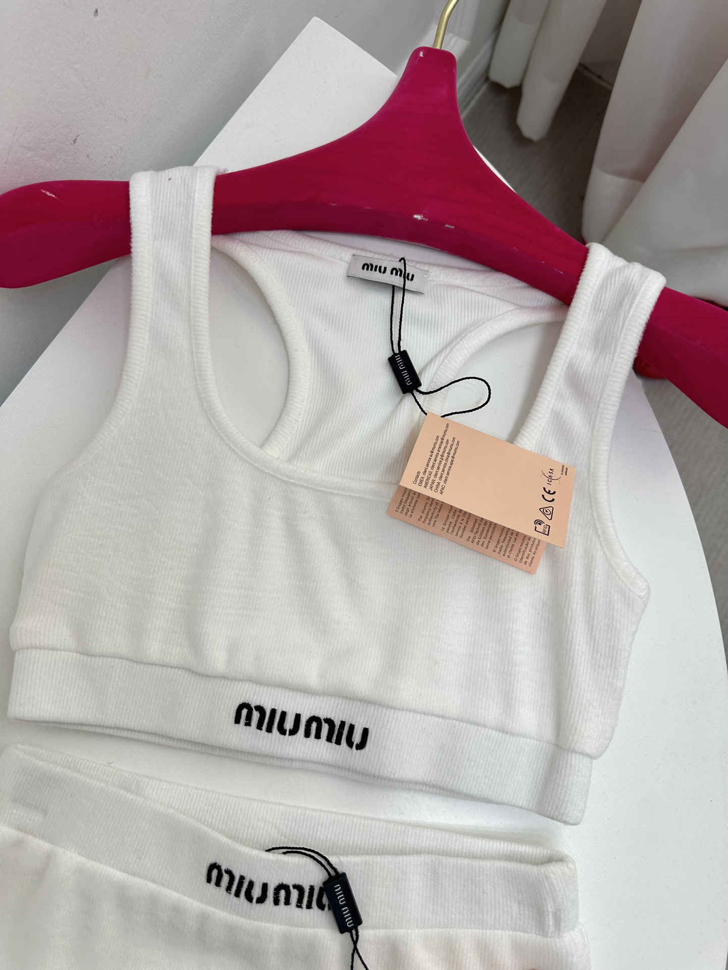 尺码SML
miu磨毛面料背心套装，¥
这款上衣的松紧带饰有Miu Miu徽标，呈现色彩对比效果，彰显经