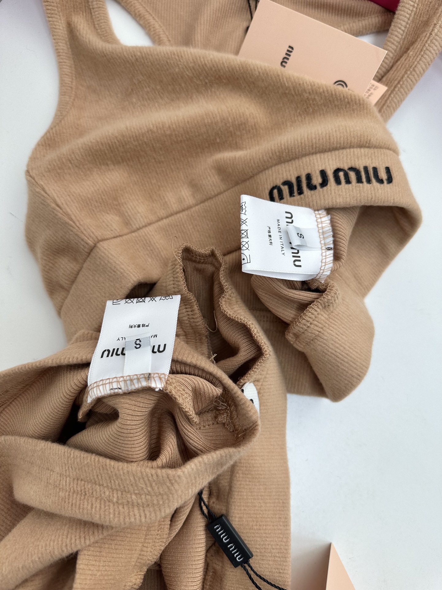 尺码SML
miu磨毛面料背心套装，¥
这款上衣的松紧带饰有Miu Miu徽标，呈现色彩对比效果，彰显经