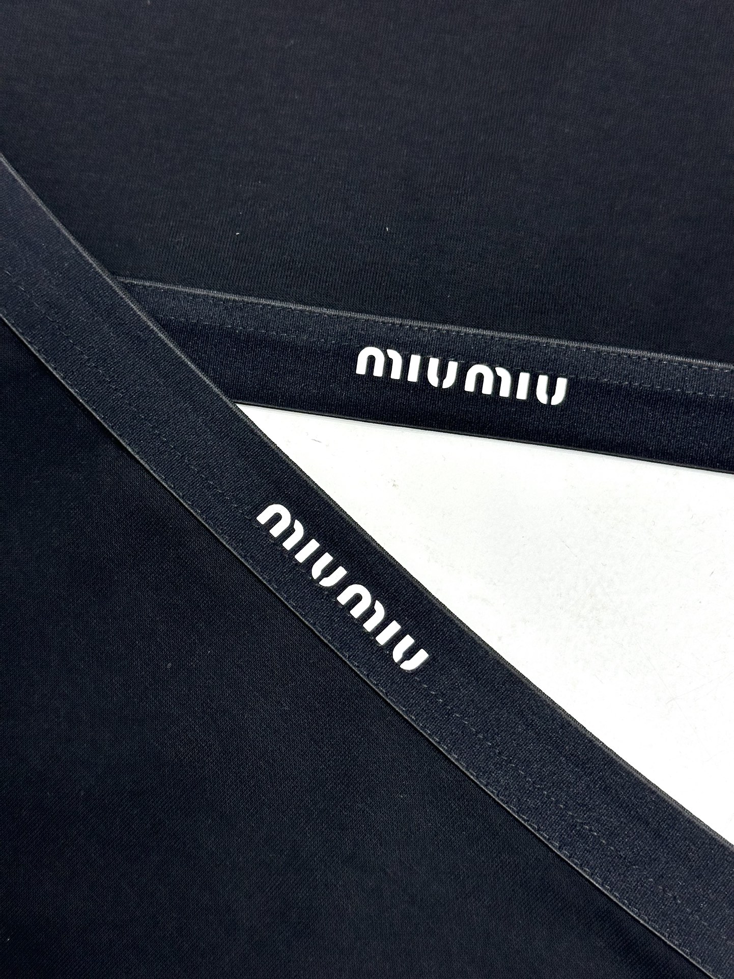 尺码SML
miu 高密度针织背心三角内裤套装，。
这款背心和内裤的松紧下围饰有Miu Miu徽标，呈现