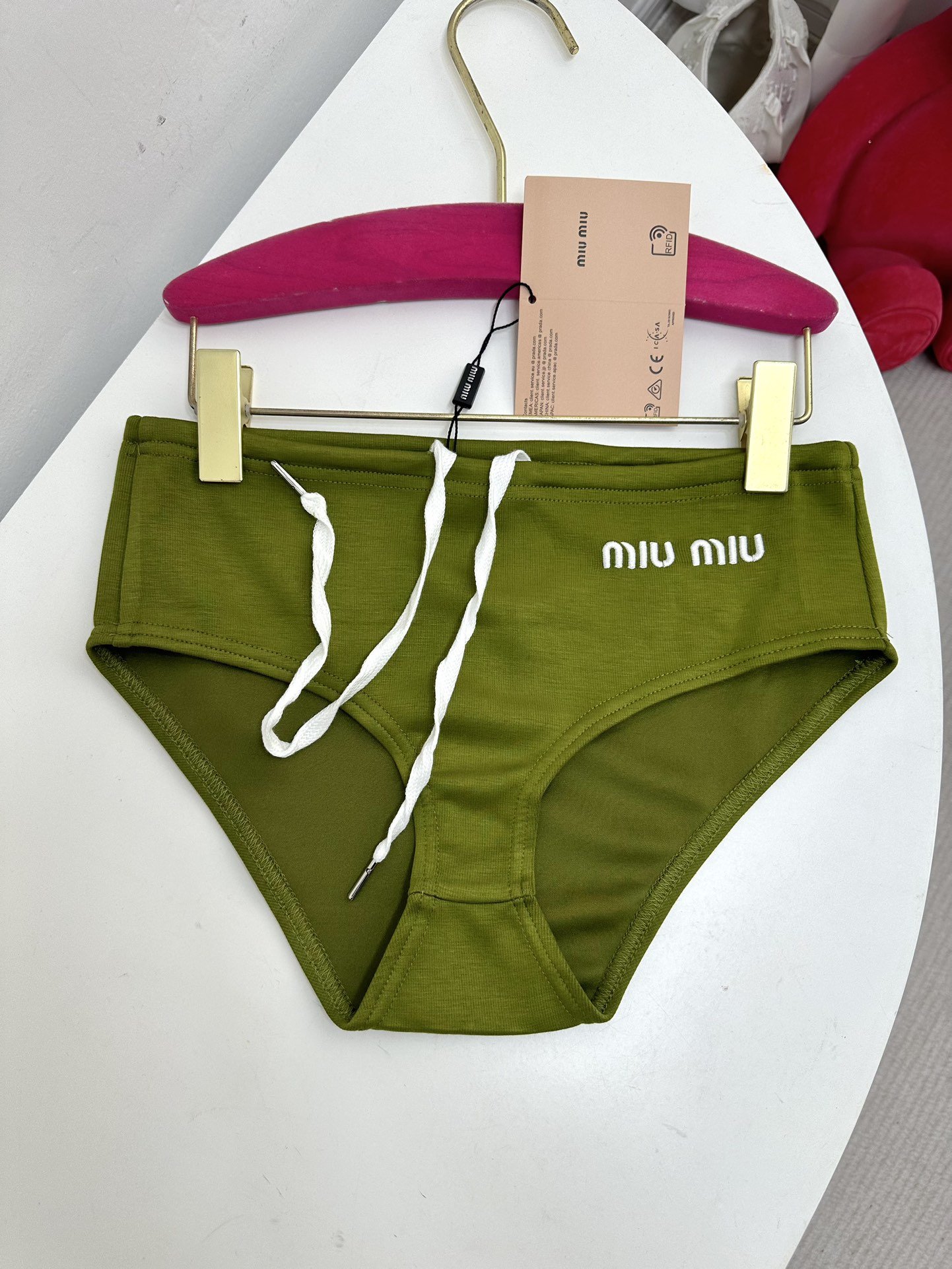 尺码SML\nmiu尼龙字母刺绣三角泳衣内裤，pyzdsq¥\n棕/蓝/绿/橙\n作为2024春夏系列时装秀的主打单品之一，这款泳衣旨在成为全身穿搭中不可或缺的一部分。饰以刺绣徽标，增添标志性元素。