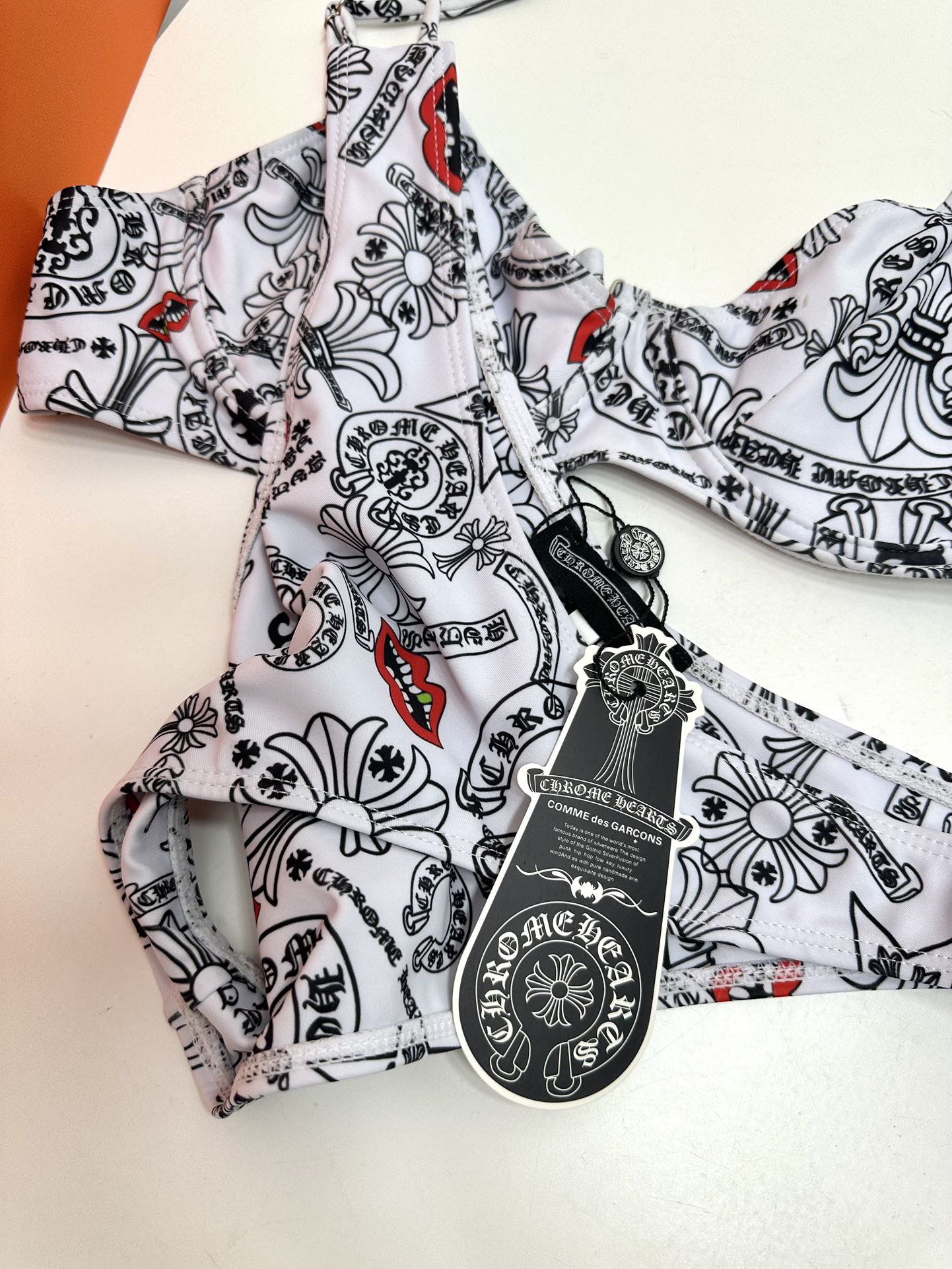 尺码S M L XL
Chrom*hear**/克罗心，。
比基尼/文胸款/连体款三款挑选！lisa程潇