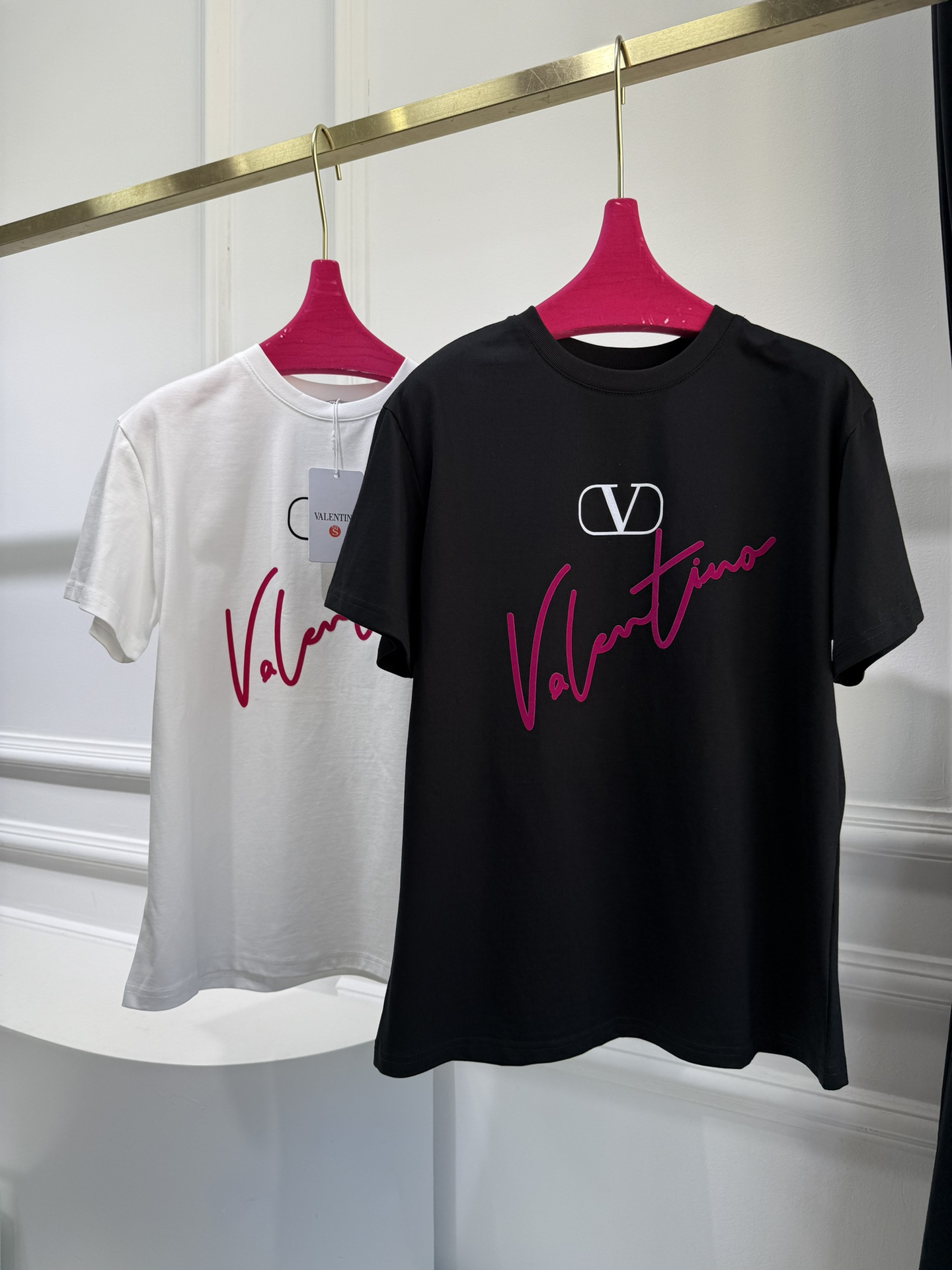 尺码SML，。
VLTN25新品植绒字母短袖T恤
斜纹全棉材质 透气舒适 质感十足 常规短袖T恤裁剪 简