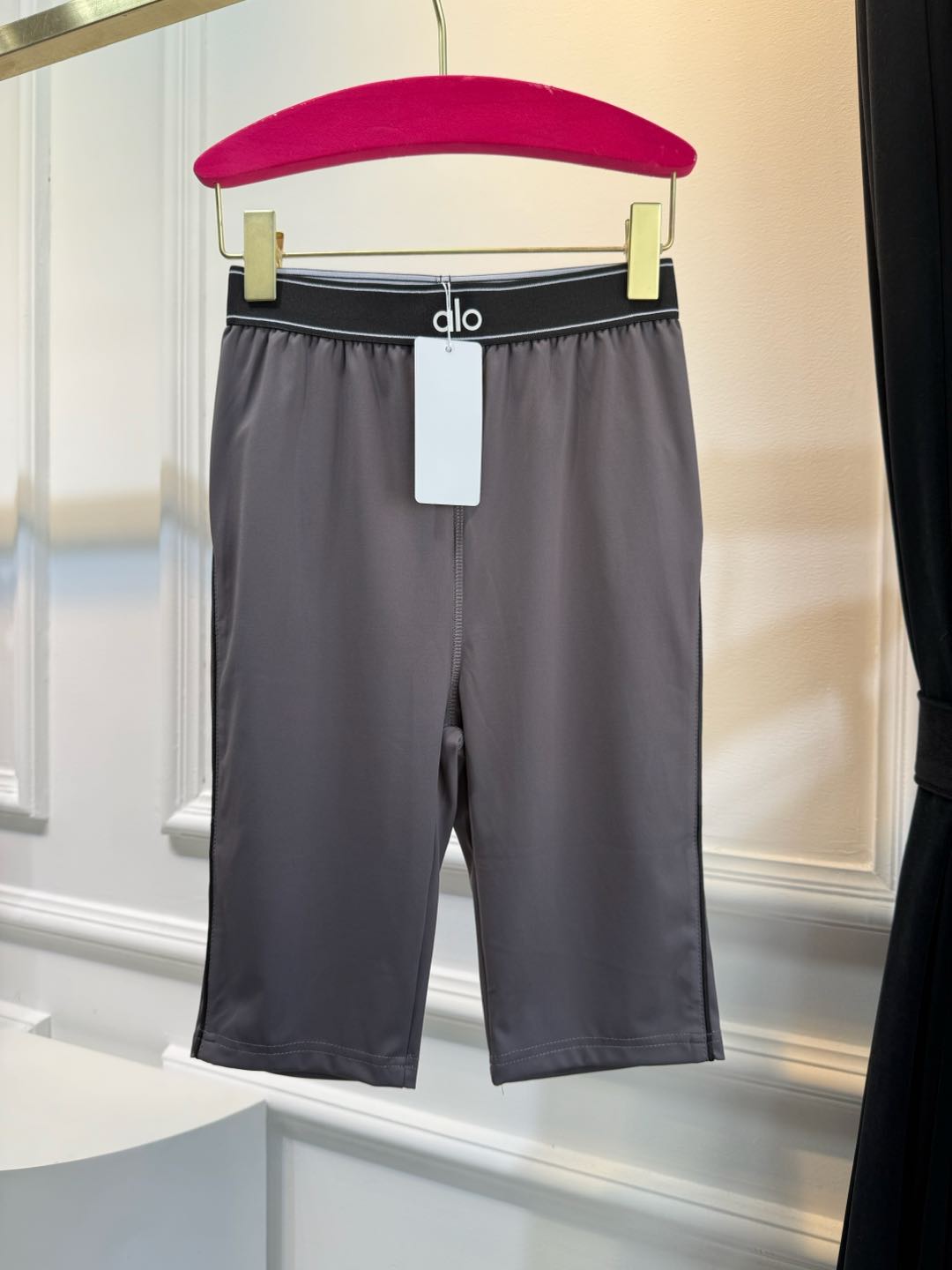 NO:295574,alo yoga five-point pants/cycling pants, skin-friendly and nude feeling, one-sided partition woven structure is softer and fluffy than traditional one-sided, with ultra-short hair and not easily pilled, allowing elasticity to extend freely, without restraint in sports, any angle and movement move at will, and it is as smooth as butter, just like the second layer of the body's skin; it has certain moisture absorption and quick drying performance, shaping each line, which is more suitable than fit. sml, 4 colors,,alexander wang19860909alo 瑜伽五分裤/骑行裤,亲肤裸感,单边隔路织造结构比传统单边更柔软蓬松,拥有超短磨毛不轻易起球,让弹力自如延伸,运动穿着无束缚,任意角度与动作随心而动拥有黄油般柔滑,宛如身体第二层肌肤舒适细腻；具有一定的吸湿速干性能,塑形每道线条,比贴合更贴合. sml,4色,,alexander wang,Women's clothing