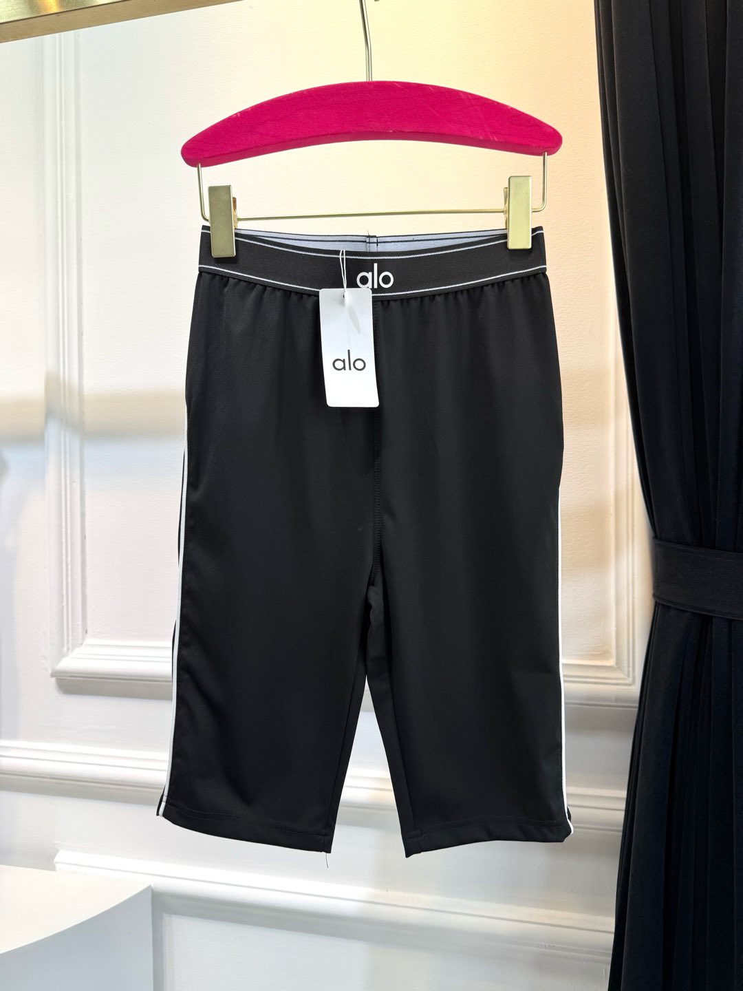 NO:295569,alo yoga five-point pants/cycling pants, skin-friendly and nude feeling, one-sided partition woven structure is softer and fluffy than traditional one-sided, with ultra-short hair and not easily pilled, allowing elasticity to extend freely, without restraint in sports, any angle and movement move at will, and it is as smooth as butter, just like the second layer of the body's skin; it has certain moisture absorption and quick drying performance, shaping each line, which is more suitable than fit. sml, 4 colors,,alexander wang19860909alo 瑜伽五分裤/骑行裤,亲肤裸感,单边隔路织造结构比传统单边更柔软蓬松,拥有超短磨毛不轻易起球,让弹力自如延伸,运动穿着无束缚,任意角度与动作随心而动拥有黄油般柔滑,宛如身体第二层肌肤舒适细腻；具有一定的吸湿速干性能,塑形每道线条,比贴合更贴合. sml,,4色,,alexander wang,Women's clothing