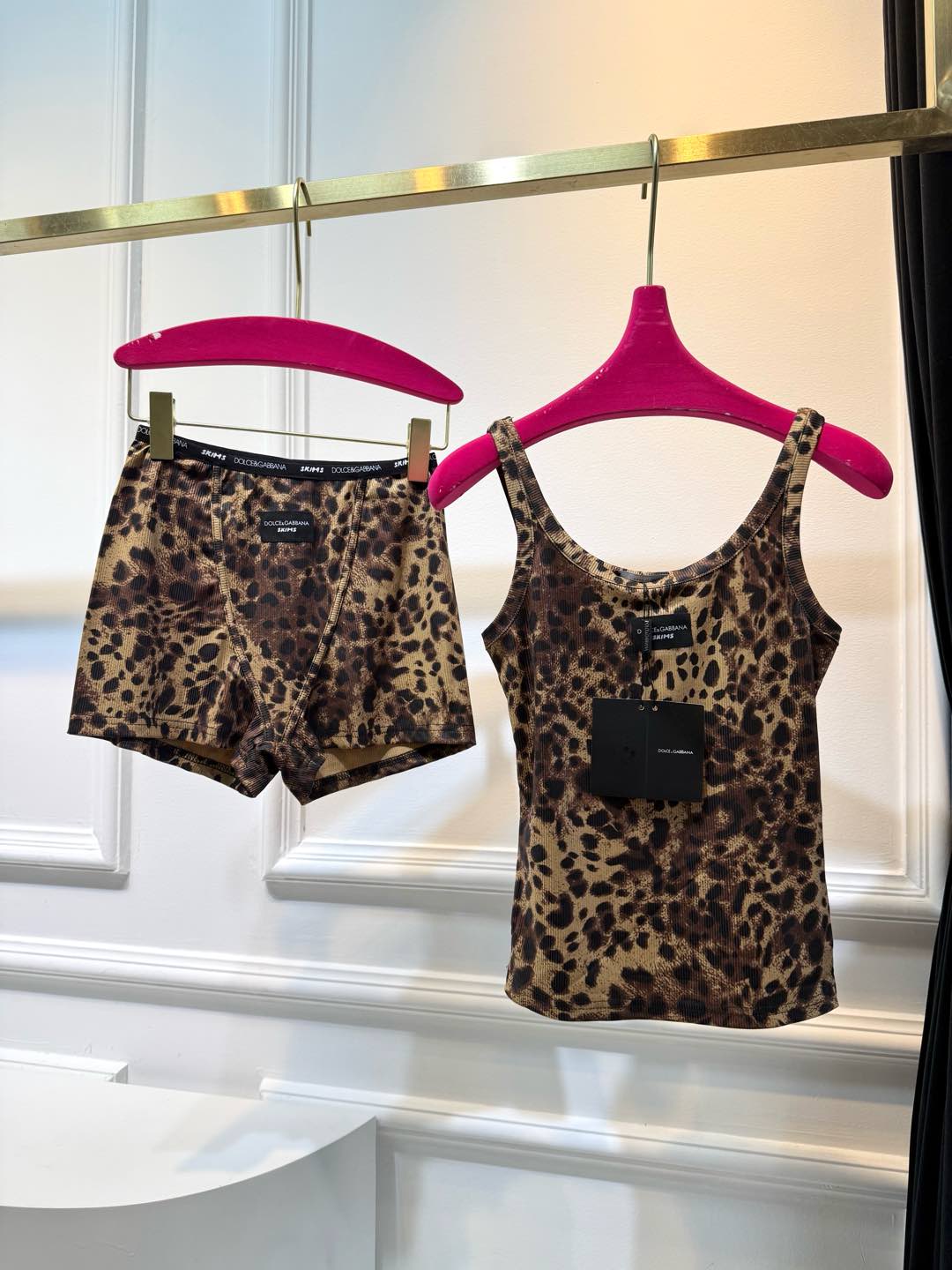 NO:295533,The Skims x DG co-branded model was robbed crazy!  Sister Jin produces it so good!  Everyone must have a set of things if they are not good!  The high-elastic cotton upper body is extremely comfortable, and it is difficult not to start with leopard print control!  Super beautiful sml, alexander wang19860909Skims x DG 联名款被抢疯了！金姐出品就是牛！又没又飒必须人手一套呀！高弹力棉上身极度舒适,豹纹控很难不下手！超美的 sml,,,alexander wang,Women's clothing