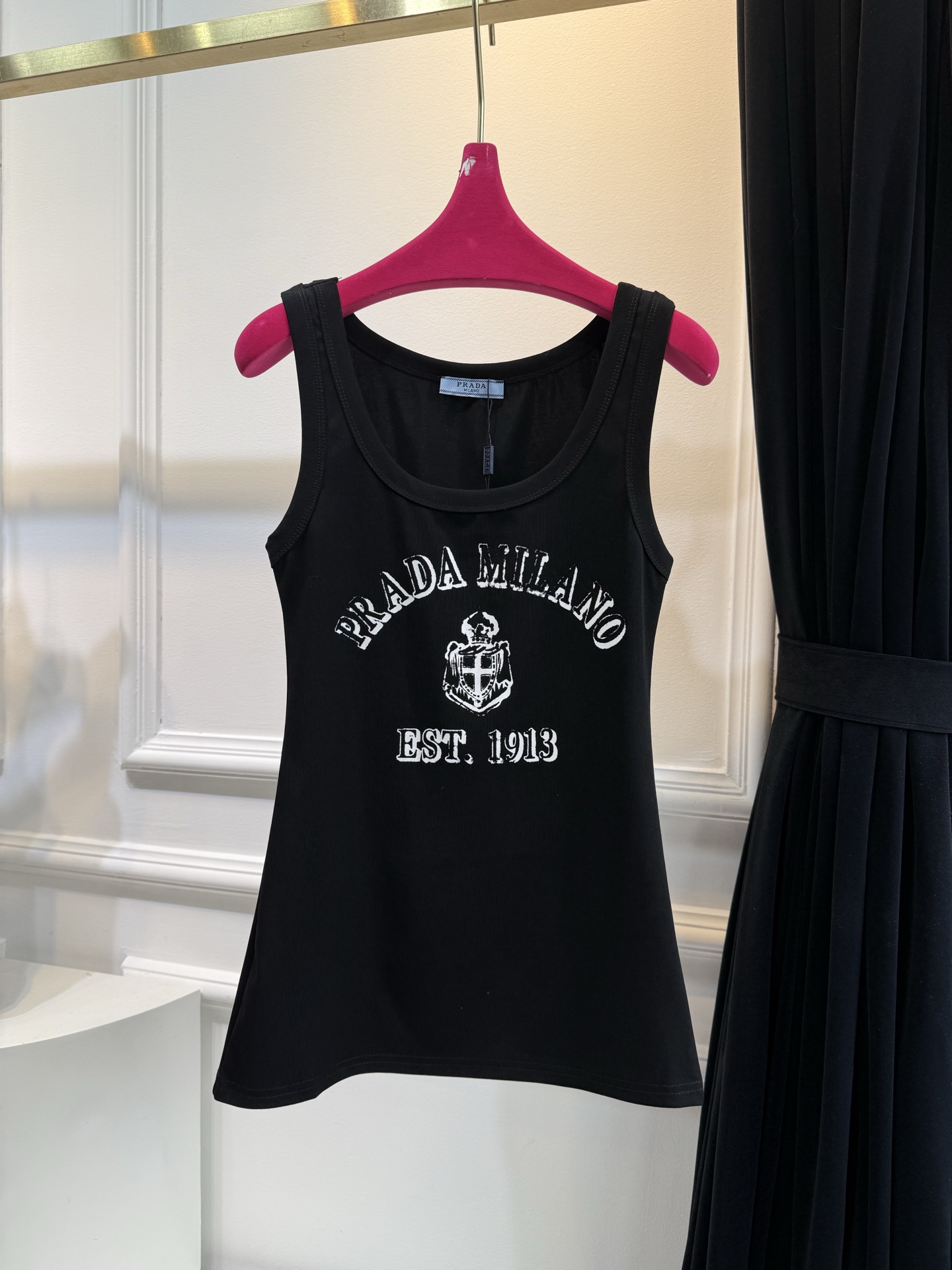 独家首发 Prad*25春夏新品，定制高级学院风背心，自由个性的当代风格！定位印花logo时髦又高级！强