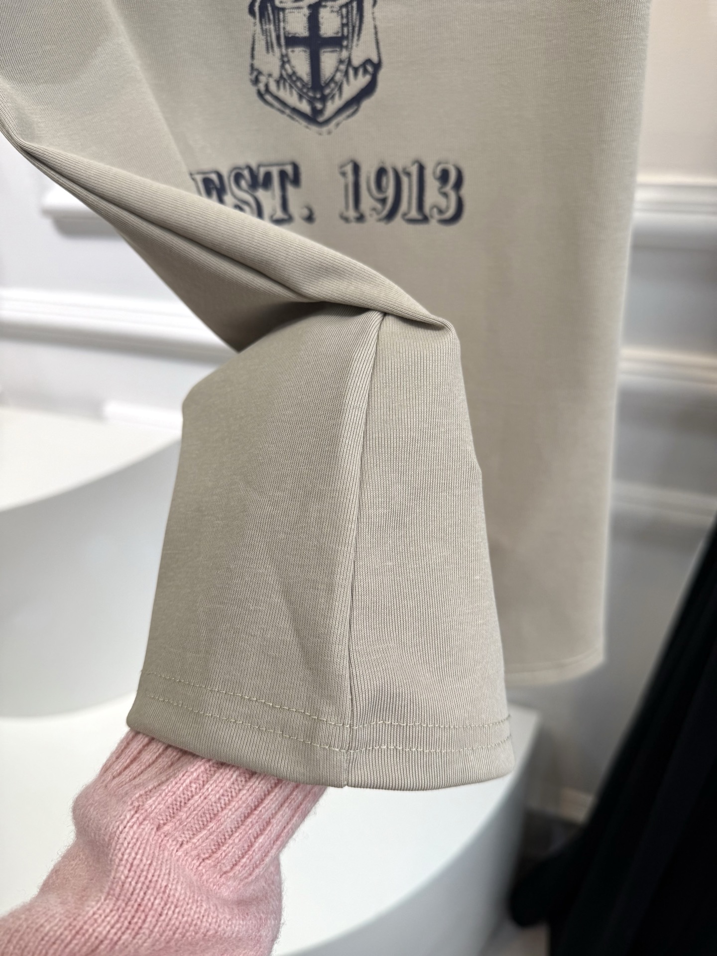 独家首发 Prad*25春夏新品，定制高级学院风背心，自由个性的当代风格！定位印花logo时髦又高级！强