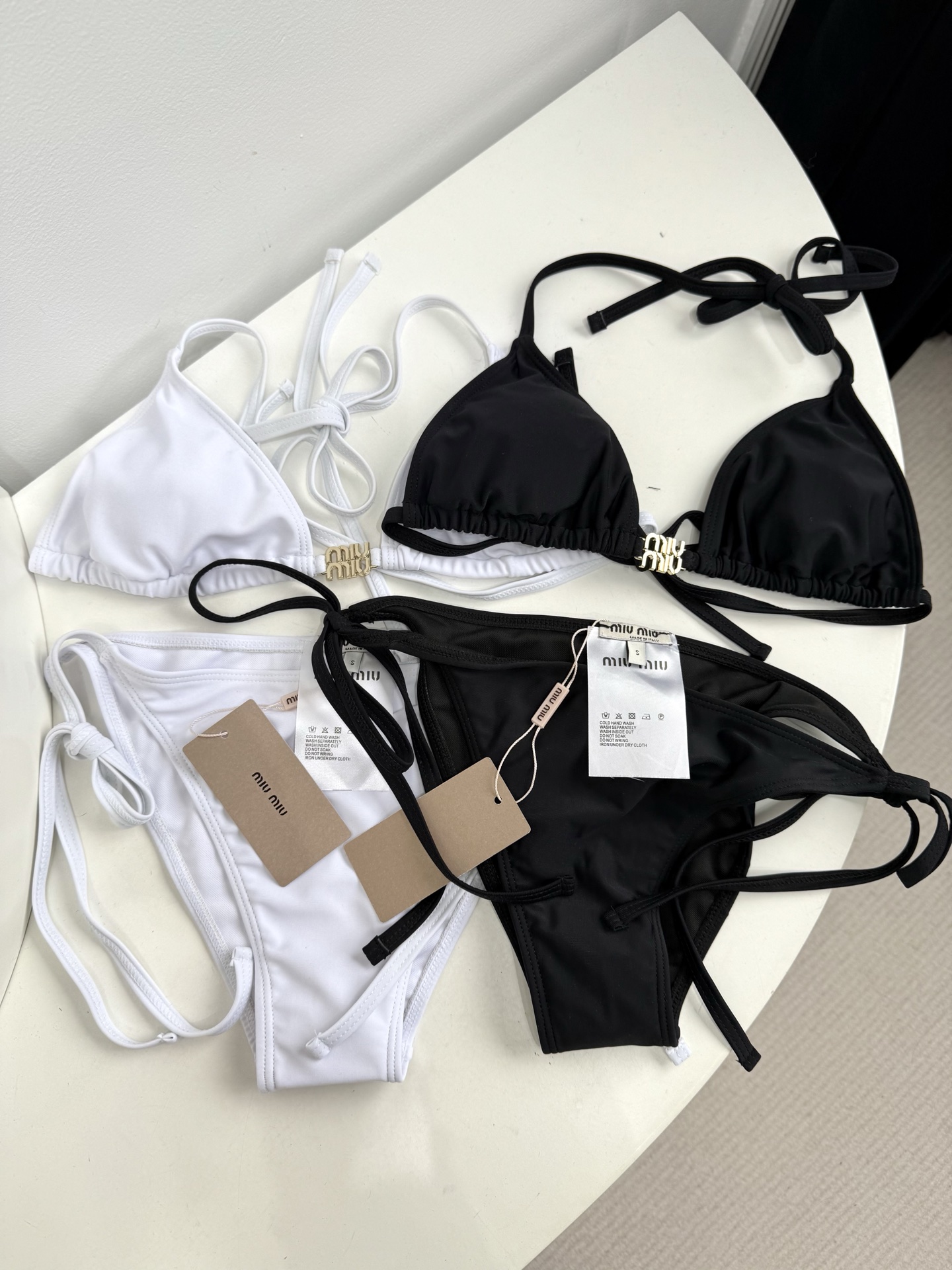 miumi*绑带系列比基尼泳衣👙
（贴身衣物不支持换码换色退货)
这款泳衣选用轻盈柔软，细密耐磨的平纹针